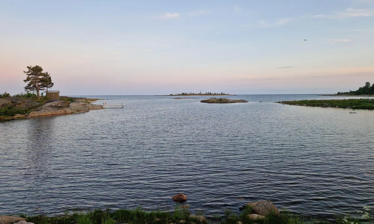 Järnäsklubb: {"base": "en", "no": "Badeplassen ligger 300 meter unna p\u00e5 venstre side langs adkomstveien.", "se": "Badhuset ligger 300m bort till v\u00e4nster f\u00f6ljande tillfartsv\u00e4gen.", "en": "The bath place is located 300m away on the left following the access road.", "da": "Badepladsen er beliggende 300m v\u00e6k p\u00e5 venstre side af adgangsvejen.", "fr": "L'emplacement de baignade est situ\u00e9 \u00e0 300m sur la gauche en suivant la route d'acc\u00e8s.", "de": "Der Badeplatz befindet sich 300 m entfernt auf der linken Seite entlang der Zufahrtsstra\u00dfe.", "es": "El ba\u00f1o se encuentra a 300m a la izquierda siguiendo el camino de acceso.", "it": "Il luogo per il bagno si trova a 300m sulla sinistra seguendo la strada di accesso.", "pt": "O local de banho est\u00e1 situado a 300m \u00e0 esquerda, seguindo a estrada de acesso.", "nl": "De badplaats bevindt zich 300 m verderop aan de linkerkant langs de toegangsweg.", "pl": "Miejsce do k\u0105pieli znajduje si\u0119 300m dalej po lewej stronie, id\u0105c drog\u0105 dojazdow\u0105.", "uk": "\u041c\u0456\u0441\u0446\u0435 \u0434\u043b\u044f \u043a\u0443\u043f\u0430\u043d\u043d\u044f \u0437\u043d\u0430\u0445\u043e\u0434\u0438\u0442\u044c\u0441\u044f \u0437\u0430 300 \u043c \u043b\u0456\u0432\u043e\u0440\u0443\u0447 \u0443\u0437\u0434\u043e\u0432\u0436 \u0434\u043e\u0440\u043e\u0433\u0438 \u0434\u043e\u0457\u0437\u0434\u0443.", "ro": "Locul de baie este situat la 300m \u00een st\u00e2nga urm\u00e2nd drumul de acces.", "tr": "Banyo yeri, eri\u015fim yolunu takip ederek 300m ileride solda yer almaktad\u0131r.", "el": "\u039f \u03c7\u03ce\u03c1\u03bf\u03c2 \u03c4\u03c9\u03bd \u03bb\u03bf\u03c5\u03c4\u03c1\u03ce\u03bd \u03b2\u03c1\u03af\u03c3\u03ba\u03b5\u03c4\u03b1\u03b9 300\u03bc \u03bc\u03b1\u03ba\u03c1\u03b9\u03ac \u03c3\u03c4\u03b1 \u03b1\u03c1\u03b9\u03c3\u03c4\u03b5\u03c1\u03ac \u03b1\u03ba\u03bf\u03bb\u03bf\u03c5\u03b8\u03ce\u03bd\u03c4\u03b1\u03c2 \u03c4\u03bf\u03bd \u03b4\u03c1\u03cc\u03bc\u03bf \u03c0\u03c1\u03cc\u03c3\u03b2\u03b1\u03c3\u03b7\u03c2.", "cs": "Koupac\u00ed m\u00edsto se nach\u00e1z\u00ed 300 metr\u016f vlevo pod\u00e9l p\u0159\u00edjezdov\u00e9 cesty.", "hu": "A f\u00fcrd\u0151hely a hozz\u00e1f\u00e9r\u00e9si \u00fat ment\u00e9n balra 300 m\u00e9terre tal\u00e1lhat\u00f3.", "fi": "Uimapaikka sijaitsee 300 metrin p\u00e4\u00e4ss\u00e4 vasemmalla, kulkutiet\u00e4 pitkin.", "bg": "\u041c\u044f\u0441\u0442\u043e\u0442\u043e \u0437\u0430 \u043a\u044a\u043f\u0430\u043d\u0435 \u0441\u0435 \u043d\u0430\u043c\u0438\u0440\u0430 \u043d\u0430 300 \u043c \u043d\u0430\u043b\u044f\u0432\u043e \u043f\u043e \u0434\u043e\u0441\u0442\u044a\u043f\u043d\u0438\u044f \u043f\u044a\u0442.", "sr": "Mesto za kupanje nalazi se na 300m levo prate\u0107i pristupni put.", "et": "Supluskoht asub 300m kaugusel vasakul m\u00f6\u00f6da juurdep\u00e4\u00e4suteed.", "lv": "Peldvieta atrodas 300m att\u0101lum\u0101 pa kreisi, sekojot pieejas ce\u013cam.", "lt": "Vonia yra u\u017e 300 m kair\u0117je pus\u0117je, einant prieigos keliu."}