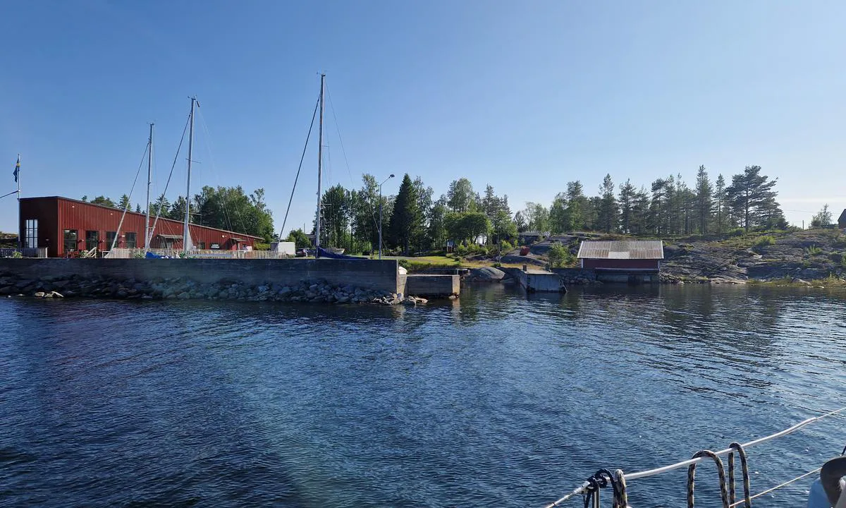 Järnäsklubb: {"base": "en", "no": "For \u00e5 komme inn, seil litt lenger for \u00e5 f\u00e5 riktig vinkel ved inngangen. Det er dypt (>2,5m)", "se": "F\u00f6r att g\u00e5 in, segla lite l\u00e4ngre f\u00f6r att f\u00e5 r\u00e4tt vinkel vid inloppet. Det \u00e4r djupt (>2,5m)", "en": "To enter sail a bit further to get the right angle at entrance. It's deep (>2.5m)", "da": "For at komme ind skal du sejle lidt l\u00e6ngere for at f\u00e5 den rette vinkel ved indsejlingen. Det er dybt (>2,5m)", "fr": "Pour entrer, naviguez un peu plus loin pour obtenir le bon angle \u00e0 l'entr\u00e9e. La profondeur est importante (>2,5m)", "de": "Um einzulaufen, segeln Sie ein St\u00fcck weiter, um den richtigen Winkel beim Eingang zu bekommen. Es ist tief (>2,5 m).", "es": "Para entrar, navegue un poco m\u00e1s adelante para obtener el \u00e1ngulo correcto en la entrada. Es profundo (>2.5m)", "it": "Per entrare vela un po' pi\u00f9 avanti per ottenere l'angolo giusto all'ingresso. \u00c8 profondo (>2,5m)", "pt": "Para entrar, navegue um pouco mais \u00e0 frente para obter o \u00e2ngulo correto na entrada. \u00c9 profundo (>2.5m)", "nl": "Om binnen te varen, zeil een beetje verder om de juiste hoek bij de ingang te krijgen. Het is diep (>2,5m)", "pl": "Aby wp\u0142yn\u0105\u0107, nale\u017cy pop\u0142yn\u0105\u0107 nieco dalej, aby uzyska\u0107 odpowiedni k\u0105t na wej\u015bciu. Jest g\u0142\u0119boko (ponad 2,5m)", "uk": "\u0429\u043e\u0431 \u0437\u0430\u0439\u0442\u0438, \u043f\u0440\u043e\u0442\u0440\u0438\u043c\u0430\u0439\u0442\u0435\u0441\u044c \u0442\u0440\u043e\u0445\u0438 \u0434\u0430\u043b\u0456, \u0449\u043e\u0431 \u043e\u0442\u0440\u0438\u043c\u0430\u0442\u0438 \u043f\u0440\u0430\u0432\u0438\u043b\u044c\u043d\u0438\u0439 \u043a\u0443\u0442 \u0432\u0445\u043e\u0434\u0443. \u0413\u043b\u0438\u0431\u0438\u043d\u0430 >2,5 \u043c.", "ro": "Pentru a intra, naviga\u021bi pu\u021bin mai departe pentru a ob\u021bine unghiul potrivit la intrare. Este ad\u00e2nc (>2,5m)", "tr": "Giri\u015f yapmak i\u00e7in, giri\u015fte do\u011fru a\u00e7\u0131y\u0131 elde etmek amac\u0131yla biraz daha ileri seyir yap\u0131n. Derindir (>2.5m)", "el": "\u0393\u03b9\u03b1 \u03bd\u03b1 \u03b5\u03b9\u03c3\u03ad\u03bb\u03b8\u03b5\u03c4\u03b5, \u03c0\u03bb\u03b5\u03cd\u03c3\u03c4\u03b5 \u03bb\u03af\u03b3\u03bf \u03c0\u03b9\u03bf \u03c0\u03ad\u03c1\u03b1 \u03b3\u03b9\u03b1 \u03bd\u03b1 \u03b1\u03c0\u03bf\u03ba\u03c4\u03ae\u03c3\u03b5\u03c4\u03b5 \u03c4\u03b7 \u03c3\u03c9\u03c3\u03c4\u03ae \u03b3\u03c9\u03bd\u03af\u03b1 \u03c3\u03c4\u03b7\u03bd \u03b5\u03af\u03c3\u03bf\u03b4\u03bf. \u0395\u03af\u03bd\u03b1\u03b9 \u03b2\u03b1\u03b8\u03cd (>2,5\u03bc)", "cs": "Pro vjezd plujte trochu d\u00e1le, abyste z\u00edskali spr\u00e1vn\u00fd \u00fahel p\u0159i vstupu. Je hlubok\u00fd (>2,5m)", "hu": "A bej\u00e1rathoz vitorl\u00e1zzon egy kicsit tov\u00e1bb, hogy a megfelel\u0151 sz\u00f6gben \u00e9rkezzen. M\u00e9ly (>2,5m)", "fi": "P\u00e4\u00e4st\u00e4ksesi sis\u00e4\u00e4n purjehdi hieman pidemm\u00e4lle saadaksesi oikean kulman sis\u00e4\u00e4nk\u00e4ynnille. Se on syv\u00e4 (>2,5m)", "bg": "\u0417\u0430 \u0434\u0430 \u0432\u043b\u0435\u0437\u0435\u0442\u0435, \u043f\u043b\u0430\u0432\u0430\u0442\u0435 \u043c\u0430\u043b\u043a\u043e \u043f\u043e-\u043d\u0430\u043f\u0440\u0435\u0434, \u0437\u0430 \u0434\u0430 \u043f\u043e\u043b\u0443\u0447\u0438\u0442\u0435 \u043f\u0440\u0430\u0432\u0438\u043b\u043d\u0438\u044f \u044a\u0433\u044a\u043b \u043f\u0440\u0438 \u0432\u0445\u043e\u0434\u0430. \u0414\u044a\u043b\u0431\u043e\u043a\u043e \u0435 (>2.5\u043c)", "sr": "Da biste u\u0161li, plovite malo dalje kako biste dobili pravi ugao pri ulasku. Duboko je (>2,5m)", "et": "Sisenemiseks purjetage veidi edasi, et saada sissep\u00e4\u00e4su juures \u00f5ige nurk. S\u00fcgavus on (>2.5m)", "lv": "Lai iebrauktu, bur\u0101jiet nedaudz t\u0101l\u0101k, lai ieg\u016btu pareizo le\u0146\u0137i pie ieejas. Tas ir dzi\u013c\u0161 (>2,5m)", "lt": "Norint \u012fplaukti, plaukite \u0161iek tiek toliau, kad gautum\u0117te tinkam\u0105 \u012f\u0117jimo kamp\u0105. Giliau (>2.5m)"}
