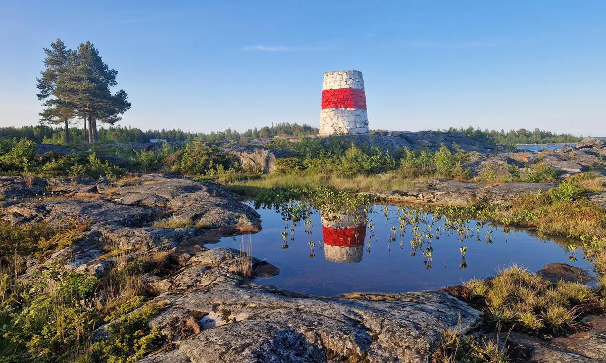 Järnäsklubb: {"base": "en", "no": "En liten spasertur rundt havnen er flott etter en god middag.", "se": "En liten promenad runt hamnen \u00e4r h\u00e4rlig efter en god middag.", "en": "A small walk around the harbour is great after a good dinner.", "da": "En lille g\u00e5tur rundt om havnen er sk\u00f8n efter en god middag.", "fr": "Une petite promenade autour du port est id\u00e9ale apr\u00e8s un bon d\u00eener.", "de": "Ein kleiner Spaziergang um den Hafen ist nach einem guten Abendessen gro\u00dfartig.", "es": "Un peque\u00f1o paseo alrededor del puerto es ideal despu\u00e9s de una buena cena.", "it": "Una piccola passeggiata intorno al porto \u00e8 perfetta dopo una buona cena.", "pt": "Um pequeno passeio ao redor do porto \u00e9 \u00f3timo ap\u00f3s um bom jantar.", "nl": "Een korte wandeling rond de haven is geweldig na een goed diner.", "pl": "Kr\u00f3tki spacer po porcie jest \u015bwietny po dobrym obiedzie.", "uk": "\u041d\u0435\u0432\u0435\u043b\u0438\u043a\u0430 \u043f\u0440\u043e\u0433\u0443\u043b\u044f\u043d\u043a\u0430 \u043d\u0430\u0432\u043a\u043e\u043b\u043e \u0433\u0430\u0432\u0430\u043d\u0456 - \u0447\u0443\u0434\u043e\u0432\u0438\u0439 \u0432\u0438\u0431\u0456\u0440 \u043f\u0456\u0441\u043b\u044f \u0441\u043c\u0430\u0447\u043d\u043e\u0457 \u0432\u0435\u0447\u0435\u0440\u0456.", "ro": "O scurt\u0103 plimbare prin port este minunat\u0103 dup\u0103 o cin\u0103 bun\u0103.", "tr": "\u0130yi bir ak\u015fam yeme\u011finden sonra liman \u00e7evresinde k\u0131sa bir y\u00fcr\u00fcy\u00fc\u015f harika olur.", "el": "\u039c\u03b9\u03b1 \u03bc\u03b9\u03ba\u03c1\u03ae \u03b2\u03cc\u03bb\u03c4\u03b1 \u03b3\u03cd\u03c1\u03c9 \u03b1\u03c0\u03cc \u03c4\u03bf \u03bb\u03b9\u03bc\u03ac\u03bd\u03b9 \u03b5\u03af\u03bd\u03b1\u03b9 \u03b5\u03be\u03b1\u03b9\u03c1\u03b5\u03c4\u03b9\u03ba\u03ae \u03bc\u03b5\u03c4\u03ac \u03b1\u03c0\u03cc \u03ad\u03bd\u03b1 \u03ba\u03b1\u03bb\u03cc \u03b4\u03b5\u03af\u03c0\u03bd\u03bf.", "cs": "Proch\u00e1zka kolem p\u0159\u00edstavu je skv\u011bl\u00e1 po dobr\u00e9 ve\u010de\u0159i.", "hu": "Egy kis s\u00e9ta a kik\u00f6t\u0151 k\u00f6r\u00fcl nagyszer\u0171 egy j\u00f3 vacsora ut\u00e1n.", "fi": "Pieni k\u00e4vely sataman ymp\u00e4ri on loistava hyv\u00e4 illallisen j\u00e4lkeen.", "bg": "\u041c\u0430\u043b\u043a\u0430 \u0440\u0430\u0437\u0445\u043e\u0434\u043a\u0430 \u043e\u043a\u043e\u043b\u043e \u043f\u0440\u0438\u0441\u0442\u0430\u043d\u0438\u0449\u0435\u0442\u043e \u0435 \u0447\u0443\u0434\u0435\u0441\u043d\u0430 \u0441\u043b\u0435\u0434 \u0434\u043e\u0431\u0440\u0430 \u0432\u0435\u0447\u0435\u0440\u044f.", "sr": "\u041c\u0430\u043b\u0430 \u0448\u0435\u0442\u045a\u0430 \u043e\u043a\u043e \u043b\u0443\u043a\u0435 \u0458\u0435 \u043e\u0434\u043b\u0438\u0447\u043d\u0430 \u043d\u0430\u043a\u043e\u043d \u0434\u043e\u0431\u0440\u043e\u0433 \u0432\u0435\u0447\u0435\u0440\u0435.", "et": "V\u00e4ike jalutusk\u00e4ik sadama \u00fcmbruses on suurep\u00e4rane p\u00e4rast head \u00f5htus\u00f6\u00f6ki.", "lv": "Neliela pastaiga pa ostu ir \u013coti laba p\u0113c gard\u0101m vakari\u0146\u0101m.", "lt": "Po gero vakaro yra malonu pasivaik\u0161\u010dioti aplink uost\u0105."}