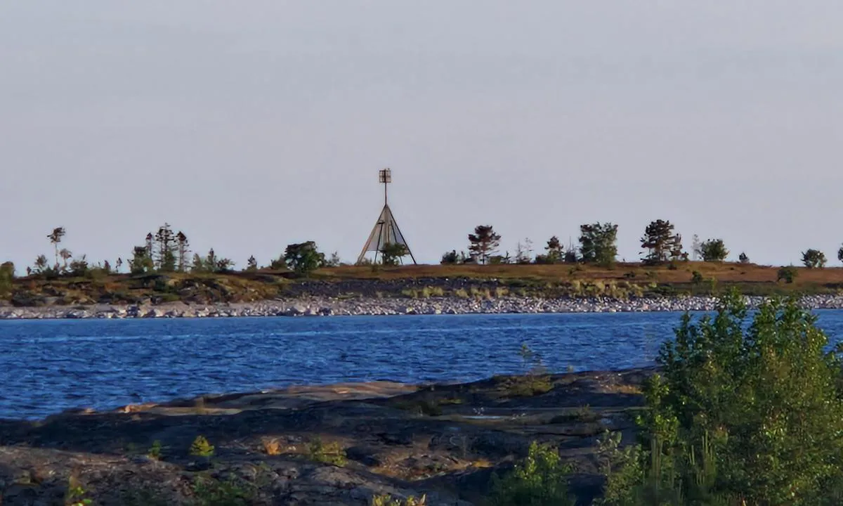 Järnäsklubb: {"base": "en", "no": "Dette fyret er synlig n\u00e5r du kommer fra nordvest til sj\u00f8s.<br>Merk: dette bildet er tatt fra land.", "se": "Denna fyr \u00e4r synlig n\u00e4r du kommer fr\u00e5n nordv\u00e4st till havs.<br>Observera: detta foto \u00e4r taget fr\u00e5n land.", "en": "This beacon is visible when you come from North West at sea.\r\nNote: this photo is taken from land.", "da": "Dette fyr er synligt, n\u00e5r du kommer fra nordvest til s\u00f8s.\nBem\u00e6rk: dette foto er taget fra land.", "fr": "Ce feu est visible lorsque vous venez du nord-ouest en mer.<br>Note: cette photo est prise depuis la terre.", "de": "Dieses Seezeichen ist sichtbar, wenn Sie vom Nordwesten auf See kommen.<br>Hinweis: Dieses Foto wurde vom Land aus aufgenommen.", "es": "Esta baliza es visible cuando vienes del Noroeste en el mar.<br>Nota: esta foto est\u00e1 tomada desde tierra.", "it": "Questo faro \u00e8 visibile quando si arriva dal Nord Ovest via mare.<br><br>Nota: questa foto \u00e8 stata scattata da terra.", "pt": "Este farol \u00e9 vis\u00edvel quando voc\u00ea vem do Noroeste pelo mar.<br>Nota: esta foto foi tirada da terra.", "nl": "Deze baken is zichtbaar wanneer u vanuit het noordwesten op zee komt. <br/>Opmerking: deze foto is vanaf het land genomen.", "pl": "Ta latarnia jest widoczna, gdy p\u0142yniesz od p\u00f3\u0142nocnego zachodu na morzu. <br> Uwaga: to zdj\u0119cie zosta\u0142o zrobione z l\u0105du.", "uk": "\u0426\u0435\u0439 \u043c\u0430\u044f\u043a \u0432\u0438\u0434\u043d\u043e, \u043a\u043e\u043b\u0438 \u0432\u0438 \u043d\u0430\u0431\u043b\u0438\u0436\u0430\u0454\u0442\u0435\u0441\u044c \u0437 \u043f\u0456\u0432\u043d\u0456\u0447\u043d\u043e\u0433\u043e \u0437\u0430\u0445\u043e\u0434\u0443 \u043d\u0430 \u043c\u043e\u0440\u0456.<br>\u041f\u0440\u0438\u043c\u0456\u0442\u043a\u0430: \u0446\u0435 \u0444\u043e\u0442\u043e \u0437\u0440\u043e\u0431\u043b\u0435\u043d\u043e \u0437 \u0441\u0443\u0445\u043e\u0434\u043e\u043b\u0443.", "ro": "Acest balizaj este vizibil c\u00e2nd veni\u021bi de la Nord-Vest pe mare.<br><br>Not\u0103: aceast\u0103 fotografie este f\u0103cut\u0103 de pe uscat.", "tr": "Bu fener, denizde kuzey bat\u0131dan geldi\u011finizde g\u00f6r\u00fcn\u00fcr. \nNot: bu foto\u011fraf karadan \u00e7ekilmi\u015ftir.", "el": "\u0391\u03c5\u03c4\u03cc\u03c2 \u03bf \u03c6\u03ac\u03c1\u03bf\u03c2 \u03b5\u03af\u03bd\u03b1\u03b9 \u03bf\u03c1\u03b1\u03c4\u03cc\u03c2 \u03cc\u03c4\u03b1\u03bd \u03ad\u03c1\u03c7\u03b5\u03c3\u03c4\u03b5 \u03b1\u03c0\u03cc \u03c4\u03bf\u03bd \u0392\u03bf\u03c1\u03b5\u03b9\u03bf\u03b4\u03c5\u03c4\u03b9\u03ba\u03cc \u03ac\u03be\u03bf\u03bd\u03b1 \u03c3\u03c4\u03b7 \u03b8\u03ac\u03bb\u03b1\u03c3\u03c3\u03b1.<br>\u03a3\u03b7\u03bc\u03b5\u03af\u03c9\u03c3\u03b7: \u03b1\u03c5\u03c4\u03ae \u03b7 \u03c6\u03c9\u03c4\u03bf\u03b3\u03c1\u03b1\u03c6\u03af\u03b1 \u03ad\u03c7\u03b5\u03b9 \u03bb\u03b7\u03c6\u03b8\u03b5\u03af \u03b1\u03c0\u03cc \u03c4\u03b7\u03bd \u03be\u03b7\u03c1\u03ac.", "cs": "Tento maj\u00e1k je viditeln\u00fd, kdy\u017e p\u0159ich\u00e1z\u00edte ze severoz\u00e1padu na mo\u0159i.<br>Pozn\u00e1mka: tato fotografie je po\u0159\u00edzena z pevniny.", "hu": "Ez a jelz\u0151f\u00e9ny l\u00e1that\u00f3, amikor \u00e9szaknyugatr\u00f3l \u00e9rkezel a tengerr\u0151l. <br>Megjegyz\u00e9s: ez a f\u00e9nyk\u00e9p a sz\u00e1razf\u00f6ldr\u0151l k\u00e9sz\u00fclt.", "fi": "<p>T\u00e4m\u00e4 majakka n\u00e4kyy, kun tulet merelt\u00e4 luoteesta.</p>\n<p>Huom: t\u00e4m\u00e4 valokuva on otettu maalta.</p>", "bg": "\u0422\u043e\u0437\u0438 \u0444\u0430\u0440 \u0435 \u0432\u0438\u0434\u0438\u043c, \u043a\u043e\u0433\u0430\u0442\u043e \u0438\u0434\u0432\u0430\u0442\u0435 \u043e\u0442 \u0441\u0435\u0432\u0435\u0440\u043e\u0437\u0430\u043f\u0430\u0434 \u043f\u043e \u043c\u043e\u0440\u0435.<br>\u0417\u0430\u0431\u0435\u043b\u0435\u0436\u043a\u0430: \u0442\u0430\u0437\u0438 \u0441\u043d\u0438\u043c\u043a\u0430 \u0435 \u043d\u0430\u043f\u0440\u0430\u0432\u0435\u043d\u0430 \u043e\u0442 \u0441\u0443\u0448\u0430\u0442\u0430.", "sr": "Ovaj svetionik je vidljiv kada dolazite s severozapada na moru.<br>Napomena: ova fotografija je snimljena sa kopna.", "et": "See tuletorn on n\u00e4htav, kui tulete merelt loode suunast. <br> M\u00e4rkus: see foto on tehtud maalt.", "lv": "\u0160is b\u0101ka ir redzama, kad n\u0101kat no zieme\u013crietumiem j\u016br\u0101.<br>Piez\u012bme: \u0161\u012b fotogr\u0101fija ir uz\u0146emta no sauszemes.", "lt": "\u0160is \u0161vyturys matomas, kai atvykstate i\u0161 \u0161iaur\u0117s vakar\u0173 j\u016broje. <br> Pastaba: \u0161i nuotrauka daryta nuo kranto."}