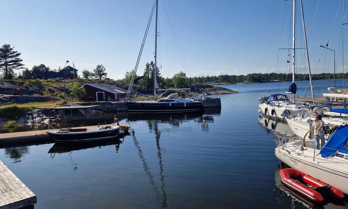 Järnäsklubb: {"base": "en", "no": "Utsikt fra restaurantterrassen.", "se": "Utsikt fr\u00e5n restaurangens terrass.", "en": "View from the restaurant terrace.", "da": "Udsigt fra restaurantens terrasse.", "fr": "Vue depuis la terrasse du restaurant.", "de": "Blick von der Restaurantterrasse.", "es": "Vista desde la terraza del restaurante.", "it": "Vista dalla terrazza del ristorante.", "pt": "Vista do terra\u00e7o do restaurante.", "nl": "Uitzicht vanaf het terras van het restaurant.", "pl": "Widok z tarasu restauracji.", "uk": "\u0412\u0438\u0434 \u0437 \u0442\u0435\u0440\u0430\u0441\u0438 \u0440\u0435\u0441\u0442\u043e\u0440\u0430\u043d\u0443.", "ro": "Vedere de pe terasa restaurantului.", "tr": "Restoran teras\u0131ndan manzara.", "el": "\u0398\u03ad\u03b1 \u03b1\u03c0\u03cc \u03c4\u03b7 \u03b2\u03b5\u03c1\u03ac\u03bd\u03c4\u03b1 \u03c4\u03bf\u03c5 \u03b5\u03c3\u03c4\u03b9\u03b1\u03c4\u03bf\u03c1\u03af\u03bf\u03c5.", "cs": "V\u00fdhled z terasy restaurace.", "hu": "Kil\u00e1t\u00e1s az \u00e9tterem terasz\u00e1r\u00f3l.", "fi": "N\u00e4kym\u00e4 ravintolan terassilta.", "bg": "\u0418\u0437\u0433\u043b\u0435\u0434 \u043e\u0442 \u0442\u0435\u0440\u0430\u0441\u0430\u0442\u0430 \u043d\u0430 \u0440\u0435\u0441\u0442\u043e\u0440\u0430\u043d\u0442\u0430.", "sr": "Pogled sa terase restorana.", "et": "Vaade restorani terrassilt.", "lv": "Skats no restor\u0101na terases.", "lt": "Vaizdas nuo restorano terasos."}
