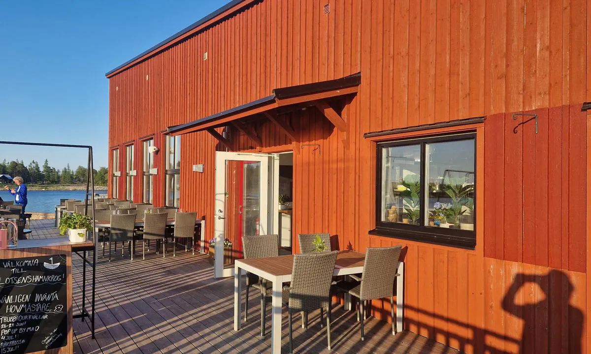 Järnäsklubb: {"base": "en", "no": "Ikke g\u00e5 glipp av restauranten med sin solrike terrasse. Inne er utsikten over havet ogs\u00e5 fin.", "se": "En restaurang som inte f\u00e5r missas med sin soliga terrass. Inne \u00e4r havsutsikten ocks\u00e5 fin.", "en": "Not to missed restaurant with its sunny terrace. Inside the sea view is also nice.", "da": "En restaurant, der ikke m\u00e5 misses, med sin solrige terrasse. Indenfor er havudsigten ogs\u00e5 flot.", "fr": "Restaurant \u00e0 ne pas manquer avec sa terrasse ensoleill\u00e9e. \u00c0 l'int\u00e9rieur, la vue sur la mer est \u00e9galement agr\u00e9able.", "de": "Ein Restaurant, das man nicht verpassen sollte, mit seiner sonnigen Terrasse. Auch im Inneren ist der Meerblick sch\u00f6n.", "es": "Restaurante que no se puede perder, con su terraza soleada. Dentro, la vista al mar tambi\u00e9n es agradable.", "it": "Ristorante da non perdere con la sua terrazza soleggiata. All'interno, la vista mare \u00e8 altrettanto piacevole.", "pt": "Restaurante imperd\u00edvel com seu terra\u00e7o ensolarado. Dentro, a vista para o mar tamb\u00e9m \u00e9 agrad\u00e1vel.", "nl": "Niet te missen restaurant met zonnig terras. Binnen is het uitzicht op zee ook mooi.", "pl": "Restauracja, kt\u00f3rej nie mo\u017cna przegapi\u0107, z jej s\u0142onecznym tarasem. W \u015brodku tak\u017ce \u0142adny widok na morze.", "uk": "\u041d\u0435 \u043f\u0440\u043e\u043f\u0443\u0441\u0442\u0456\u0442\u044c \u0446\u0435\u0439 \u0440\u0435\u0441\u0442\u043e\u0440\u0430\u043d \u0437 \u0441\u043e\u043d\u044f\u0447\u043d\u043e\u044e \u0442\u0435\u0440\u0430\u0441\u043e\u044e. \u0412\u0441\u0435\u0440\u0435\u0434\u0438\u043d\u0456 \u0442\u0430\u043a\u043e\u0436 \u0447\u0443\u0434\u043e\u0432\u0438\u0439 \u0432\u0438\u0434 \u043d\u0430 \u043c\u043e\u0440\u0435.", "ro": "Restaurantul de neratat cu terasa sa \u00eensorit\u0103. \u00cen interior, priveli\u0219tea c\u0103tre mare este la fel de pl\u0103cut\u0103.", "tr": "Ka\u00e7\u0131r\u0131lmamas\u0131 gereken restoran, g\u00fcne\u015fli teras\u0131yla. \u0130\u00e7eride de deniz manzaras\u0131 g\u00fczel.", "el": "\u0395\u03c3\u03c4\u03b9\u03b1\u03c4\u03cc\u03c1\u03b9\u03bf \u03c0\u03bf\u03c5 \u03b4\u03b5\u03bd \u03c0\u03c1\u03ad\u03c0\u03b5\u03b9 \u03bd\u03b1 \u03c7\u03ac\u03c3\u03b5\u03c4\u03b5 \u03bc\u03b5 \u03c4\u03b7\u03bd \u03b7\u03bb\u03b9\u03cc\u03bb\u03bf\u03c5\u03c3\u03c4\u03b7 \u03b2\u03b5\u03c1\u03ac\u03bd\u03c4\u03b1 \u03c4\u03bf\u03c5. \u039c\u03ad\u03c3\u03b1, \u03b7 \u03b8\u03ad\u03b1 \u03c3\u03c4\u03b7 \u03b8\u03ac\u03bb\u03b1\u03c3\u03c3\u03b1 \u03b5\u03af\u03bd\u03b1\u03b9 \u03b5\u03c0\u03af\u03c3\u03b7\u03c2 \u03c5\u03c0\u03ad\u03c1\u03bf\u03c7\u03b7.", "cs": "Restaurace, kterou byste nem\u011bli minout, se svou slunnou terasou. Uvnit\u0159 je tak\u00e9 p\u011bkn\u00fd v\u00fdhled na mo\u0159e.", "hu": "Nem szabad kihagyni az \u00e9ttermet a napos terasz\u00e1val. Bel\u00fclr\u0151l a tengeri kil\u00e1t\u00e1s is sz\u00e9p.", "fi": "Ravintola, jota ei kannata j\u00e4tt\u00e4\u00e4 v\u00e4liin, aurinkoisella terassillaan. Sis\u00e4ll\u00e4 merin\u00e4k\u00f6ala on my\u00f6s hieno.", "bg": "\u041d\u0435 \u043f\u0440\u043e\u043f\u0443\u0441\u043a\u0430\u0439\u0442\u0435 \u0442\u043e\u0437\u0438 \u0440\u0435\u0441\u0442\u043e\u0440\u0430\u043d\u0442 \u0441 \u043d\u0435\u0433\u043e\u0432\u0430\u0442\u0430 \u0441\u043b\u044a\u043d\u0447\u0435\u0432\u0430 \u0442\u0435\u0440\u0430\u0441\u0430. \u0412\u044a\u0442\u0440\u0435 \u0438\u0437\u0433\u043b\u0435\u0434\u044a\u0442 \u043a\u044a\u043c \u043c\u043e\u0440\u0435\u0442\u043e \u0441\u044a\u0449\u043e \u0435 \u0445\u0443\u0431\u0430\u0432.", "sr": "Nepropustljiv restoran sa sun\u010danom terasom. Unutra je tako\u0111e lep pogled na more.", "et": "Restoran, millest ei tohi ilma j\u00e4\u00e4da, oma p\u00e4ikeselise terrassiga. Sees olles on ka merevaade kena.", "lv": "Nepalaidiet gar\u0101m restor\u0101nu ar saulainu terasi. Iek\u0161pus\u0113 ar\u012b ir jauks skats uz j\u016bru.", "lt": "Nepraleiskite restorano su saul\u0117ta terasa. Viduje j\u016bros vaizdas taip pat gra\u017eus."}