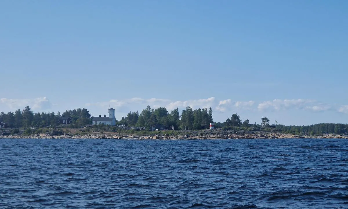 Järnäsklubb: {"base": "en", "no": "Fra sj\u00f8en kan du ikke se havnen i det hele tatt.", "se": "Fr\u00e5n havet ser du inte hamnen alls.", "en": "From sea you do not sea the harbour at all.", "da": "Fra havet kan man slet ikke se havnen.", "fr": "Depuis la mer, vous ne voyez pas du tout le port.", "de": "Vom Meer aus sieht man den Hafen \u00fcberhaupt nicht.", "es": "Desde el mar no se ve el puerto en absoluto.", "it": "Dal mare non si vede affatto il porto.", "pt": "Do mar, voc\u00ea n\u00e3o v\u00ea o porto de forma alguma.", "nl": "Vanaf zee zie je de haven helemaal niet.", "pl": "Z morza w og\u00f3le nie wida\u0107 portu.", "uk": "\u0417 \u043c\u043e\u0440\u044f \u0432\u0438 \u0432\u0437\u0430\u0433\u0430\u043b\u0456 \u043d\u0435 \u0431\u0430\u0447\u0438\u0442\u0435 \u0433\u0430\u0432\u0430\u043d\u044c.", "ro": "De pe mare nu vezi deloc portul.", "tr": "Denizden liman\u0131 hi\u00e7 g\u00f6remezsiniz.", "el": "\u0391\u03c0\u03cc \u03c4\u03b7 \u03b8\u03ac\u03bb\u03b1\u03c3\u03c3\u03b1 \u03b4\u03b5\u03bd \u03c6\u03b1\u03af\u03bd\u03b5\u03c4\u03b1\u03b9 \u03ba\u03b1\u03b8\u03cc\u03bb\u03bf\u03c5 \u03c4\u03bf \u03bb\u03b9\u03bc\u03ac\u03bd\u03b9.", "cs": "Z mo\u0159e v\u016fbec nevid\u00edte p\u0159\u00edstav.", "hu": "A tengerr\u0151l egy\u00e1ltal\u00e1n nem l\u00e1tni a kik\u00f6t\u0151t.", "fi": "Merelt\u00e4 k\u00e4sin et n\u00e4e satamaa lainkaan.", "bg": "\u041e\u0442 \u043c\u043e\u0440\u0435\u0442\u043e \u0438\u0437\u043e\u0431\u0449\u043e \u043d\u0435 \u0441\u0435 \u0432\u0438\u0436\u0434\u0430 \u043f\u0440\u0438\u0441\u0442\u0430\u043d\u0438\u0449\u0435\u0442\u043e.", "sr": "Sa mora se luka uop\u0161te ne vidi.", "et": "Merelt ei ole sadamat \u00fcldse n\u00e4ha.", "lv": "No j\u016bras j\u016bs visp\u0101r neredzat ostu.", "lt": "I\u0161 j\u016bros j\u016bs visai nematote uosto."}