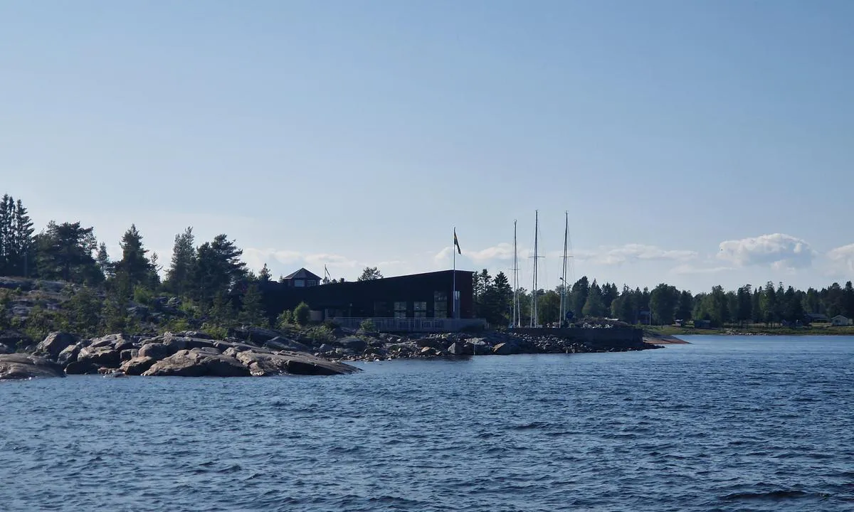 Järnäsklubb: {"base": "en", "no": "Utsikt ved ankomst fra sj\u00f8en.", "se": "Utsikt vid ankomst fr\u00e5n havet.", "en": "View when arriving from sea.", "da": "Udsigt ved ankomst fra havet.", "fr": "Vue \u00e0 l'arriv\u00e9e depuis la mer.", "de": "Aussicht bei der Ankunft vom Meer.", "es": "Vista al llegar desde el mar.", "it": "Vista all'arrivo dal mare.", "pt": "Vista ao chegar do mar.", "nl": "Uitzicht bij aankomst vanaf zee.", "pl": "Widok przy wej\u015bciu od morza.", "uk": "\u0412\u0438\u0434 \u043f\u0440\u0438 \u043f\u0440\u0438\u0431\u0443\u0442\u0442\u0456 \u0437 \u043c\u043e\u0440\u044f.", "ro": "Vedere la sosirea din mare.", "tr": "Denizden gelirken manzara.", "el": "\u0398\u03ad\u03b1 \u03ba\u03b1\u03c4\u03ac \u03c4\u03b7\u03bd \u03ac\u03c6\u03b9\u03be\u03b7 \u03b1\u03c0\u03cc \u03c4\u03b7 \u03b8\u03ac\u03bb\u03b1\u03c3\u03c3\u03b1.", "cs": "Pohled p\u0159i p\u0159\u00edjezdu z mo\u0159e.", "hu": "Kil\u00e1t\u00e1s, amikor a tengerr\u0151l \u00e9rkezik.", "fi": "N\u00e4kym\u00e4 merelt\u00e4 saapuessa.", "bg": "\u0418\u0437\u0433\u043b\u0435\u0434 \u043f\u0440\u0438 \u043f\u0440\u0438\u0441\u0442\u0438\u0433\u0430\u043d\u0435 \u043e\u0442 \u043c\u043e\u0440\u0435\u0442\u043e.", "sr": "Pogled pri dolasku sa mora.", "et": "Vaade merelt saabudes.", "lv": "Skats, ierodoties no j\u016bras.", "lt": "Vaizdas atvykstant i\u0161 j\u016bros."}