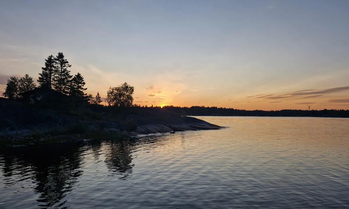 Järnäsklubb: {"base": "en", "no": "Fra havnen har du glede av sent (veldig) kveldslys.", "se": "Fr\u00e5n hamnen har du f\u00f6rdel av sent (mycket) kv\u00e4llsljus.", "en": "From the harbour you benefit of late (very) evening light.", "da": "Fra havnen nyder du godt af sen (meget) aftenlys.", "fr": "Depuis le port, vous b\u00e9n\u00e9ficiez de la lumi\u00e8re du soir (tr\u00e8s) tard.", "de": "Vom Hafen profitieren Sie von sp\u00e4tem (sehr) Abendlicht.", "es": "Desde el puerto, te beneficias de la luz (muy) tard\u00eda de la tarde.", "it": "Dal porto si beneficia della luce serale (molto) tarda.", "pt": "Do porto, voc\u00ea se beneficia da luz do final da tarde (muito) \u00e0 noite.", "nl": "Vanuit de haven profiteer je van laat (heel) avondlicht.", "pl": "Z portu korzystasz z p\u00f3\u017anego (bardzo) wieczornego \u015bwiat\u0142a.", "uk": "\u0417 \u0433\u0430\u0432\u0430\u043d\u0456 \u0432\u0438 \u043a\u043e\u0440\u0438\u0441\u0442\u0443\u0454\u0442\u0435\u0441\u044f \u043f\u0456\u0437\u043d\u0456\u043c (\u0434\u0443\u0436\u0435) \u0432\u0435\u0447\u0456\u0440\u043d\u0456\u043c \u0441\u0432\u0456\u0442\u043b\u043e\u043c.", "ro": "Din port beneficia\u021bi de lumin\u0103 de sear\u0103 (foarte) t\u00e2rzie.", "tr": "Liman\u0131n sundu\u011fu avantaj, ge\u00e7 (\u00e7ok) ak\u015fam \u0131\u015f\u0131\u011f\u0131ndan yararlanmakt\u0131r.", "el": "\u0391\u03c0\u03cc \u03c4\u03bf \u03bb\u03b9\u03bc\u03ac\u03bd\u03b9 \u03b5\u03c0\u03c9\u03c6\u03b5\u03bb\u03b5\u03af\u03c3\u03c4\u03b5 \u03b1\u03c0\u03cc \u03c4\u03bf \u03c0\u03bf\u03bb\u03cd \u03b1\u03c1\u03b3\u03ac \u03b2\u03c1\u03b1\u03b4\u03b9\u03bd\u03cc \u03c6\u03c9\u03c2.", "cs": "Z p\u0159\u00edstavu m\u00e1te v\u00fdhody pozdn\u00edho (velmi) ve\u010dern\u00edho sv\u011btla.", "hu": "A kik\u00f6t\u0151b\u0151l k\u00e9s\u0151 esti (nagyon) f\u00e9nyt \u00e9lvezhet.", "fi": "Satamasta hy\u00f6dyt my\u00f6h\u00e4isest\u00e4 (hyvin my\u00f6h\u00e4isest\u00e4) iltavalosta.", "bg": "\u041e\u0442 \u043f\u0440\u0438\u0441\u0442\u0430\u043d\u0438\u0449\u0435\u0442\u043e \u0441\u0435 \u0432\u044a\u0437\u043f\u043e\u043b\u0437\u0432\u0430\u0442\u0435 \u043e\u0442 \u043a\u044a\u0441\u043d\u0430 (\u043c\u043d\u043e\u0433\u043e) \u0432\u0435\u0447\u0435\u0440\u043d\u0430 \u0441\u0432\u0435\u0442\u043b\u0438\u043d\u0430.", "sr": "Iz luke imate koristi od kasnog (veoma) ve\u010dernjeg svetla.", "et": "Sadamas saate kasu hilisest (v\u00e4ga) \u00f5htusest valgusest.", "lv": "No ostas j\u016bs varat baud\u012bt v\u0113l\u0101s (\u013coti) vakara gaismas.", "lt": "I\u0161 uosto galite pasinaudoti v\u0117lyva (labai) vakaro \u0161viesa."}