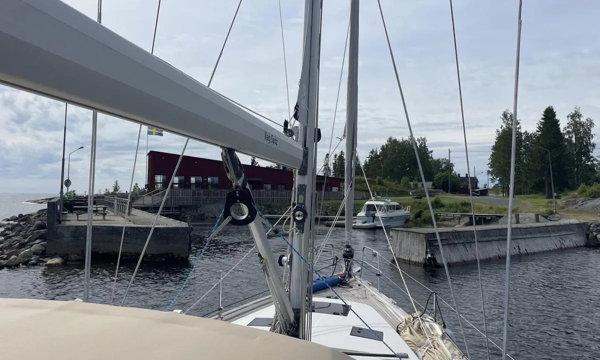 Järnäsklubb: {"base": "en", "no": "Inngangen er ikke bred, men dyp (2,5m) med steiner p\u00e5 hver side f\u00f8r porten, det er best \u00e5 g\u00e5 inn med en vinkel mellom 30 og 45\u00b0.", "se": "Inloppet \u00e4r inte brett men djupt (2,5m) med klippor p\u00e5 b\u00e5da sidor innan porten; b\u00e4st att g\u00e5 in med en vinkel mellan 30 och 45\u00b0.", "en": "Entrance is not wide but deep (2.5m) with the rocks on each sides before the gate, best to enter with an angle between 30 and 45\u00b0.", "da": "Indgangen er ikke bred men dyb (2,5m) med klipperne p\u00e5 hver side f\u00f8r porten, det er bedst at indsejle med en vinkel mellem 30 og 45\u00b0.", "fr": "L'entr\u00e9e n'est pas large mais profonde (2,5m) avec des rochers de chaque c\u00f4t\u00e9 avant la porte, il est pr\u00e9f\u00e9rable d'entrer avec un angle compris entre 30 et 45\u00b0.", "de": "Die Einfahrt ist nicht breit, aber tief (2,5 m) mit Felsen auf jeder Seite vor dem Tor. Es ist am besten, mit einem Winkel zwischen 30 und 45\u00b0 einzufahren.", "es": "La entrada no es amplia pero s\u00ed profunda (2.5m), con rocas a cada lado antes de la puerta, es mejor entrar con un \u00e1ngulo entre 30 y 45\u00b0.", "it": "L'ingresso non \u00e8 ampio ma profondo (2,5m) con rocce su entrambi i lati prima del cancello, \u00e8 meglio entrare con un angolo tra 30 e 45\u00b0.", "pt": "A entrada n\u00e3o \u00e9 larga, mas \u00e9 profunda (2,5m) com rochas em ambos os lados antes do port\u00e3o. O melhor \u00e9 entrar com um \u00e2ngulo entre 30 e 45\u00b0.", "nl": "De ingang is niet breed maar wel diep (2,5m) met rotsen aan weerszijden voor de poort. Het is het beste om binnen te varen onder een hoek tussen de 30 en 45\u00b0.", "pl": "Wej\u015bcie nie jest szerokie, ale g\u0142\u0119bokie (2,5 m) z kamieniami po obu stronach przed bram\u0105, najlepiej wchodzi\u0107 pod k\u0105tem mi\u0119dzy 30 a 45\u00b0.", "uk": "\u0412\u0445\u0456\u0434 \u043d\u0435 \u0448\u0438\u0440\u043e\u043a\u0438\u0439, \u0430\u043b\u0435 \u0433\u043b\u0438\u0431\u043e\u043a\u0438\u0439 (2.5 \u043c), \u0437 \u043e\u0431\u043e\u0445 \u0431\u043e\u043a\u0456\u0432 \u043f\u0435\u0440\u0435\u0434 \u0432\u043e\u0440\u043e\u0442\u0430\u043c\u0438 \u0454 \u043a\u0430\u043c\u0435\u043d\u0456, \u043d\u0430\u0439\u043a\u0440\u0430\u0449\u0435 \u0437\u0430\u0445\u043e\u0434\u0438\u0442\u0438 \u043f\u0456\u0434 \u043a\u0443\u0442\u043e\u043c \u043c\u0456\u0436 30 \u0456 45\u00b0.", "ro": "Intrarea nu este larg\u0103, dar ad\u00e2nc\u0103 (2.5m), cu roci pe fiecare parte \u00eenainte de poart\u0103, cel mai bine este s\u0103 intra\u021bi cu un unghi \u00eentre 30 \u0219i 45\u00b0.", "tr": "Giri\u015f geni\u015f de\u011fil ama derindir (2.5m) ve kap\u0131n\u0131n her iki yan\u0131ndaki kayalar ile birlikte, en iyi 30 ila 45\u00b0 a\u00e7\u0131 aras\u0131nda giri\u015f yap\u0131l\u0131r.", "el": "\u0397 \u03b5\u03af\u03c3\u03bf\u03b4\u03bf\u03c2 \u03b4\u03b5\u03bd \u03b5\u03af\u03bd\u03b1\u03b9 \u03c6\u03b1\u03c1\u03b4\u03b9\u03ac \u03b1\u03bb\u03bb\u03ac \u03b2\u03b1\u03b8\u03b9\u03ac (2.5\u03bc) \u03bc\u03b5 \u03b2\u03c1\u03ac\u03c7\u03b9\u03b1 \u03c3\u03b5 \u03ba\u03ac\u03b8\u03b5 \u03c0\u03bb\u03b5\u03c5\u03c1\u03ac \u03c0\u03c1\u03b9\u03bd \u03b1\u03c0\u03cc \u03c4\u03b7\u03bd \u03c0\u03cd\u03bb\u03b7, \u03ba\u03b1\u03bb\u03cd\u03c4\u03b5\u03c1\u03b1 \u03bd\u03b1 \u03b5\u03b9\u03c3\u03ad\u03c1\u03c7\u03b5\u03c3\u03c4\u03b5 \u03bc\u03b5 \u03b3\u03c9\u03bd\u03af\u03b1 \u03bc\u03b5\u03c4\u03b1\u03be\u03cd 30 \u03ba\u03b1\u03b9 45\u00b0.", "cs": "Vjezd nen\u00ed \u0161irok\u00fd, ale hlubok\u00fd (2,5m) s kameny na obou stran\u00e1ch p\u0159ed br\u00e1nou, nejl\u00e9pe vjet pod \u00fahlem mezi 30 a 45\u00b0.", "hu": "A bej\u00e1rat nem sz\u00e9les, de m\u00e9ly (2,5m), mindk\u00e9t oldalon szikl\u00e1k vannak a kapu el\u0151tt, a legjobb 30 \u00e9s 45\u00b0 k\u00f6z\u00f6tti sz\u00f6gben behaj\u00f3zni.", "fi": "Sis\u00e4\u00e4nk\u00e4ynti ei ole leve\u00e4 mutta syv\u00e4 (2,5 m), ja kummallakin puolella on kivi\u00e4 ennen porttia. Paras kulkusuunta on 30-45 asteen kulmassa.", "bg": "\u0412\u0445\u043e\u0434\u044a\u0442 \u043d\u0435 \u0435 \u0448\u0438\u0440\u043e\u043a, \u043d\u043e \u0435 \u0434\u044a\u043b\u0431\u043e\u043a (2.5\u043c) \u0441 \u043a\u0430\u043c\u044a\u043d\u0438 \u043e\u0442 \u0434\u0432\u0435\u0442\u0435 \u0441\u0442\u0440\u0430\u043d\u0438 \u043f\u0440\u0435\u0434\u0438 \u043f\u043e\u0440\u0442\u0430\u0442\u0430, \u043d\u0430\u0439-\u0434\u043e\u0431\u0440\u0435 \u0435 \u0434\u0430 \u0441\u0435 \u0432\u043b\u0435\u0437\u0435 \u043f\u043e\u0434 \u044a\u0433\u044a\u043b \u043c\u0435\u0436\u0434\u0443 30 \u0438 45\u00b0.", "sr": "Ulaz nije \u0161irok, ali je dubok (2.5m) sa stenama sa obe strane pre kapije, najbolje je u\u0107i pod uglom izme\u0111u 30 i 45\u00b0.", "et": "Sissep\u00e4\u00e4s ei ole lai, kuid s\u00fcgav (2.5m) ja selle m\u00f5lemal k\u00fcljel on kivimid enne v\u00e4ravat, k\u00f5ige parem on siseneda 30-45\u00b0 nurga all.", "lv": "Ieeja nav plata, bet dzi\u013ca (2,5 m) ar akme\u0146iem ab\u0101s pus\u0113s pirms v\u0101rtiem. Vislab\u0101k iebraukt ar le\u0146\u0137i starp 30 un 45\u00b0.", "lt": "\u012eplaukimas n\u0117ra platus, bet gilus (2,5 m) su uolomis i\u0161 abiej\u0173 pusi\u0173 prie vart\u0173, geriausia \u012fplaukti kampu tarp 30 ir 45\u00b0."}