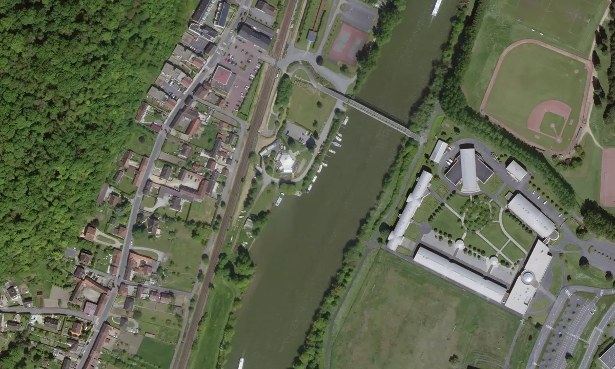 Satelite image of Jaux