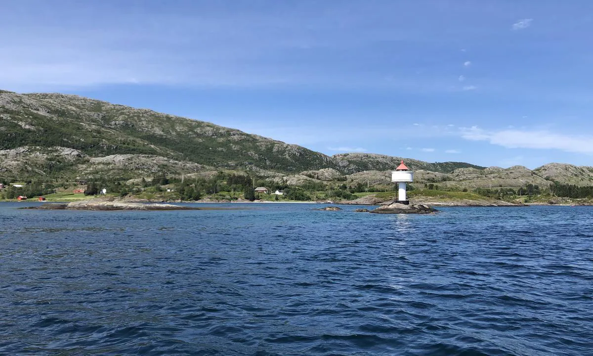 {"base": "no", "no": "Fyret utenfor ankringsplassen ved Jektholmen.", "se": "Fyren utanf\u00f6r ankringsplatsen vid Jektholmen.", "en": "The lighthouse outside the anchorage at Jektholmen.", "da": "Fyret udenfor ankerpladsen ved Jektholmen."}