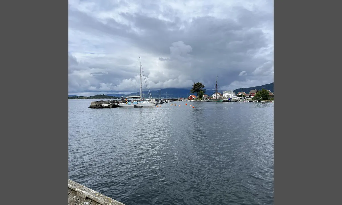 Jelsa Båtforening: {"base": "no", "no": "Koselig b\u00e5thavn, der gjesteplassene er ytterst bak moloen.", "se": "Mysig b\u00e5thamn, d\u00e4r g\u00e4stplatserna \u00e4r l\u00e4ngst ut bakom piren.", "en": "Cozy marina, where the guest spots are located on the outer side behind the breakwater.", "da": "Hyggelig havn, hvor g\u00e6stepladserne er yderst bag molen."}