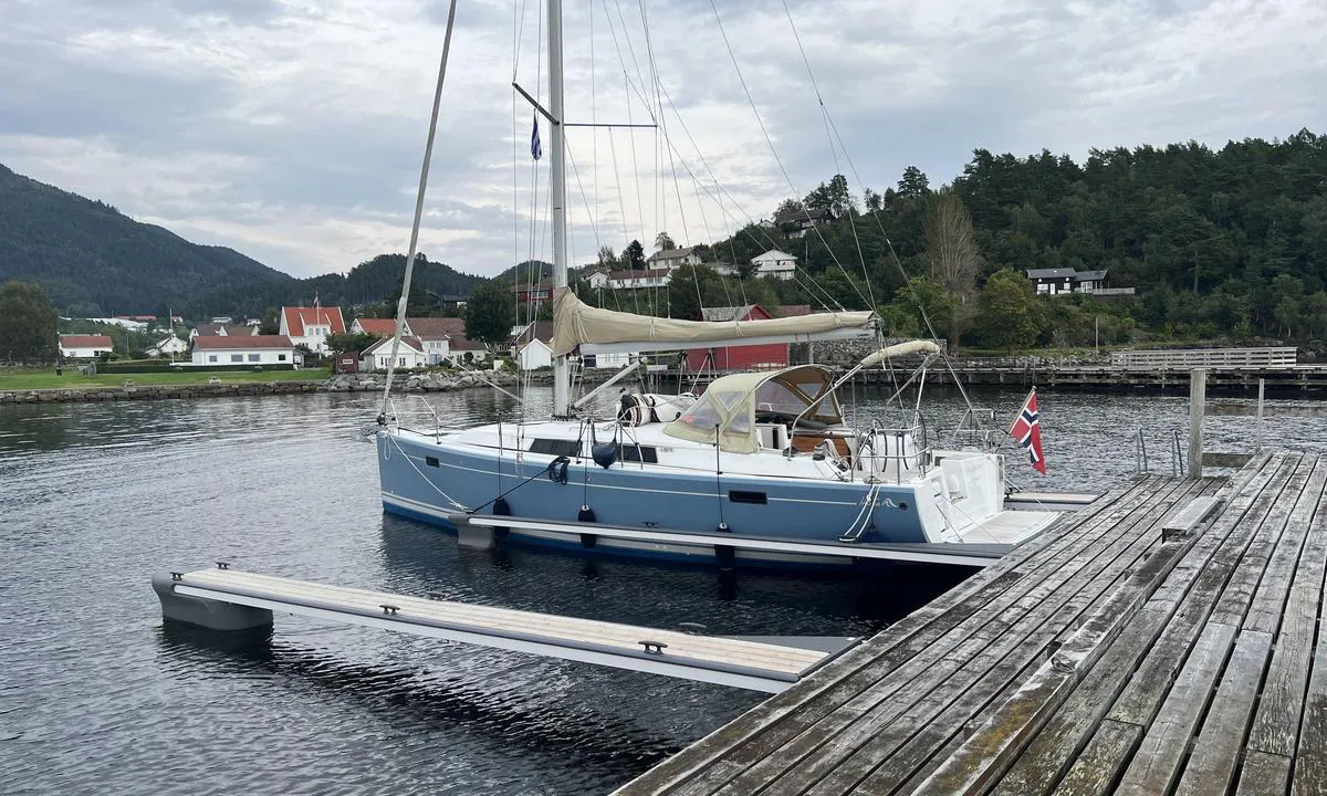Jelsa Båtforening: {"base": "no", "no": "Utriggere til gjesteplassene ser ganske ny ut. Enkel fort\u00f8yning n\u00e5 i forhold til eldre informasjon. Godt egnet for en som seiler alene.", "se": "Utriggarna till g\u00e4stplatserna ser ganska nya ut. Enkel f\u00f6rt\u00f6jning nu j\u00e4mf\u00f6rt med \u00e4ldre information. V\u00e4l l\u00e4mpad f\u00f6r en som seglar ensam.", "en": "Outriggers at the guest berths look quite new. Simple mooring now compared to older information. Well suited for one who sails alone.", "da": "Udriggere til g\u00e6stepladserne ser ret nye ud. Enkel fort\u00f8jning nu i forhold til \u00e6ldre information. Godt egnet for en som sejler alene."}