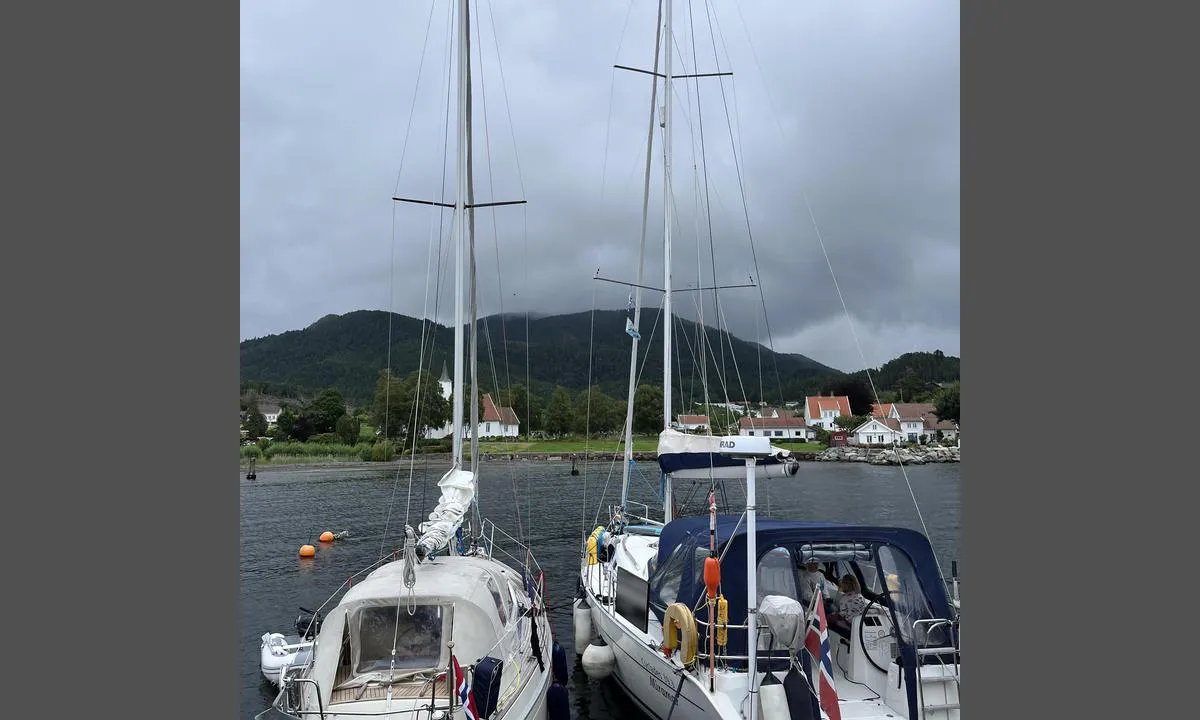Jelsa Båtforening: {"base": "no", "no": "Fin dybde for seilb\u00e5t", "se": "Bra djup f\u00f6r segelb\u00e5t", "en": "Good depth for sailboat", "da": "Fin dybde for sejlb\u00e5d"}