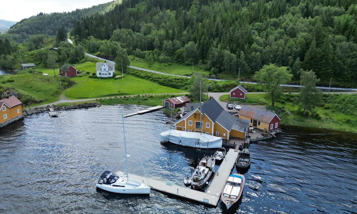 Jensbua Gjestebryggje: {"base": "no", "no": "Gjestebrygge p\u00e5 utsida av flytekai. \r\nDusj og toalett i 2 etg i det gule huset.  N\u00f8kkelkode ved \u00e5 ringe Ove Losneg\u00e5rd tlf 97079139", "se": "G\u00e4stbrygga p\u00e5 utsidan av flytbryggan. Dusch och toalett p\u00e5 2:a v\u00e5ningen i det gula huset. Nyckelkod genom att ringa Ove Losneg\u00e5rd tlf 97079139", "en": "Guest pier on the outside of the floating dock. Shower and toilet on the 2nd floor in the yellow house. Key code available by calling Ove Losneg\u00e5rd at phone number 97079139.", "da": "G\u00e6stebro p\u00e5 ydersiden af flydebroen. Bruser og toilet p\u00e5 2. etage i det gule hus. N\u00f8glekode f\u00e5s ved at ringe til Ove Losneg\u00e5rd tlf 97079139"}