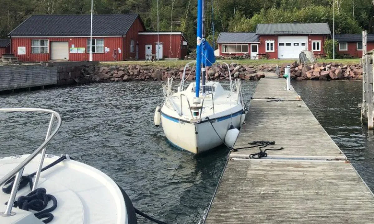 {"base": "no", "no": "I Jensesundet fort\u00f8yer du longside p\u00e5 flytebrygger", "se": "I Jensesundet f\u00f6rt\u00f6jer du l\u00e5ngsides vid flytbryggor", "en": "In Jensesundet, you moor alongside on floating docks", "da": "I Jensesundet fort\u00f8jer du langskibs p\u00e5 flydebroer"}