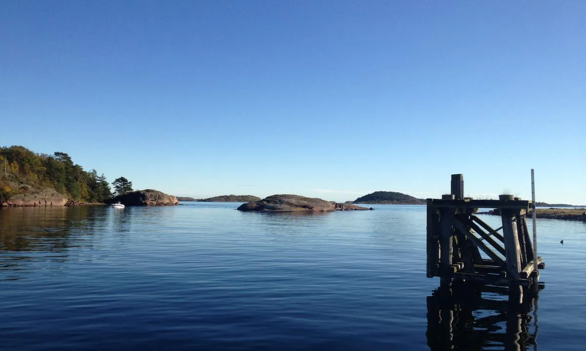 Jensesundet - Bolærne: Sett fra søndre gjestebrygge og sørover. Obs, det er nå etablert molo fra over fra V. Bolærne til holmen i den søndre innseilingen.