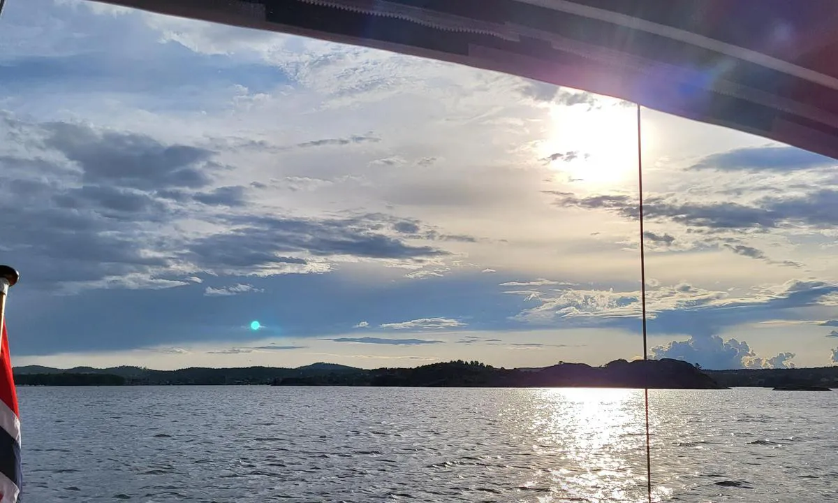 Jerkholmen: {"base": "no", "no": "\u00c5pent retning vest, men grunne sund mellom holmene", "se": "\u00d6ppet mot v\u00e4ster, men grunda sund mellan holmarna", "en": "Open towards the west, but shallow straits between the islets", "da": "\u00c5ben mod vest, men smalle sunde mellem holmene"}