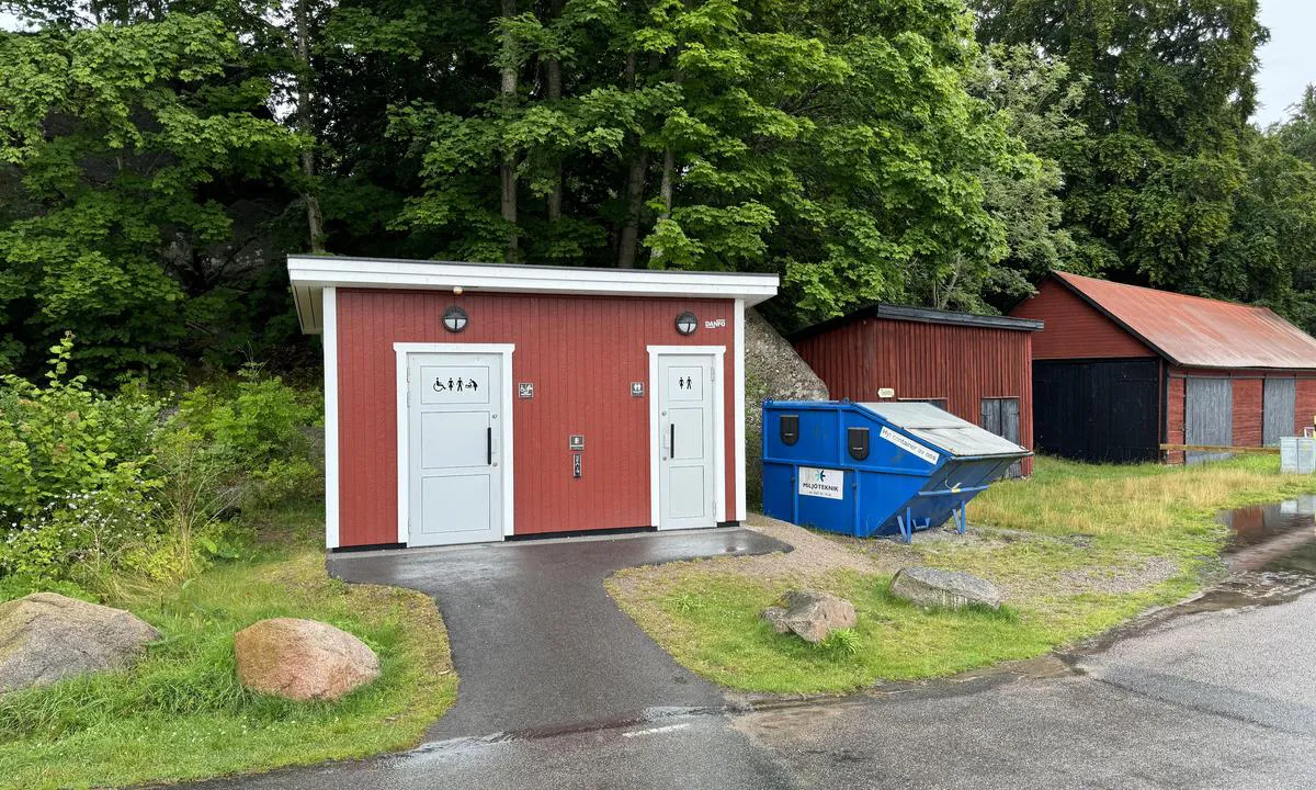 {"base": "en", "no": "Offentlige toaletter (nye og rene) og s\u00f8ppelcontainer i Jernavik", "se": "Offentliga toaletter (nya och rena) och sopcontainer i Jernavik", "en": "Public toilets (new and clean) and trash container in Jernavik", "da": "Offentlige toiletter (nye og rene) og affaldscontainer i Jernavik"}