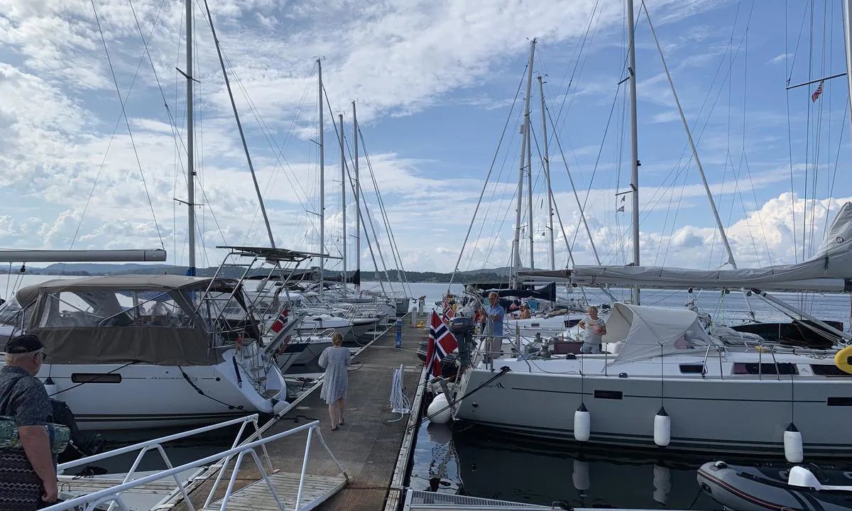 Jomfruland Gjestehavn: {"base": "no", "no": "S\u00f8ndre hovedbrygge. Dobbeltb\u00e5sene er vel store nok til en stor og en liten b\u00e5t. Merk 53 foteren helt innerst til venstre - der er det fint og dypt.", "se": "S\u00f6dra huvudbryggan. Dubbla b\u00e5tplatser \u00e4r tillr\u00e4ckligt stora f\u00f6r en stor och en liten b\u00e5t. M\u00e4rk 53-fotaren l\u00e4ngst in till v\u00e4nster - d\u00e4r \u00e4r det fint och djupt.", "en": "Southern main dock. The double berths are likely large enough for one big and one small boat. Note the 53-footer all the way in to the left - it is nice and deep there.", "da": "S\u00f8ndre hovedkaj. Dobbeltpladserne er vel store nok til en stor og en lille b\u00e5d. M\u00e6rk 53-fods b\u00e5den helt inderst til venstre - der er det fint og dybt."}