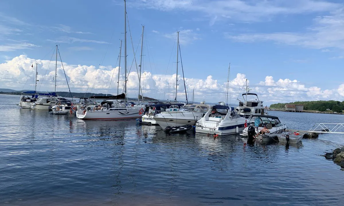 Jomfruland Gjestehavn: {"base": "no", "no": "Nordre hovedbrygge.", "se": "Norra huvudbryggan.", "en": "Northern main pier.", "da": "Nordre hovedbrygge."}