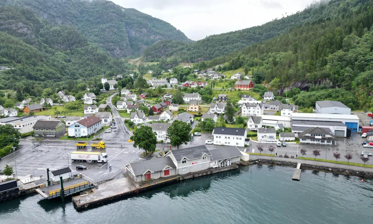 Jondal Gjestehavn: {"base": "no", "no": "Er full p\u00e5 kaien til butikken.", "se": "\u00c4r full p\u00e5 kajen vid butiken.", "en": "It's full on the pier by the shop.", "da": "Er fuld p\u00e5 kajen til butikken."}