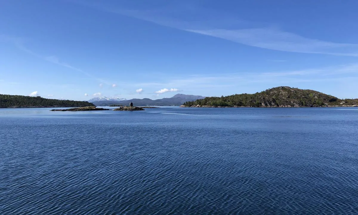 Jørnevågen: {"base": "no", "no": "Litt utenfor J\u00f8rnev\u00e5gen er det store og fine omrder for SUP og kajakk.", "se": "Lite utanf\u00f6r J\u00f8rnev\u00e5gen finns det stora och fina omr\u00e5den f\u00f6r SUP och kajak.", "en": "Just outside J\u00f8rnev\u00e5gen, there are large and excellent areas for SUP and kayaking.", "da": "Lidt udenfor J\u00f8rnev\u00e5gen er der store og fine omr\u00e5der for SUP og kajak."}