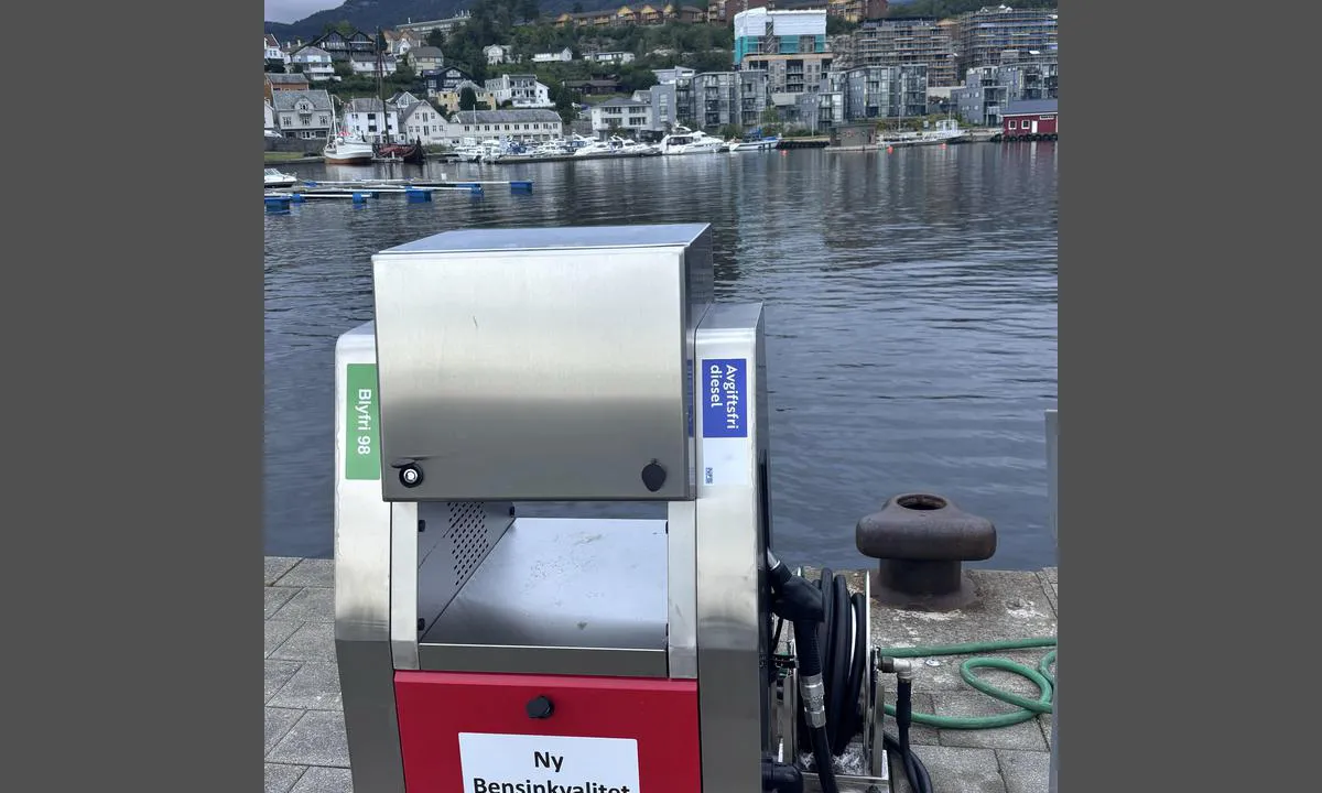 Jørpeland Gjestehavn: {"base": "no", "no": "Drivstoff rett ved innseiling ( gjestehavnen sees i bakgrunnen)", "se": "Br\u00e4nsle direkt vid inloppet (g\u00e4sthamnen syns i bakgrunden)", "en": "Fuel right at the entrance (the guest harbor is seen in the background)", "da": "Br\u00e6ndstof lige ved indsejlingen (g\u00e6stehavnen ses i baggrunden)"}