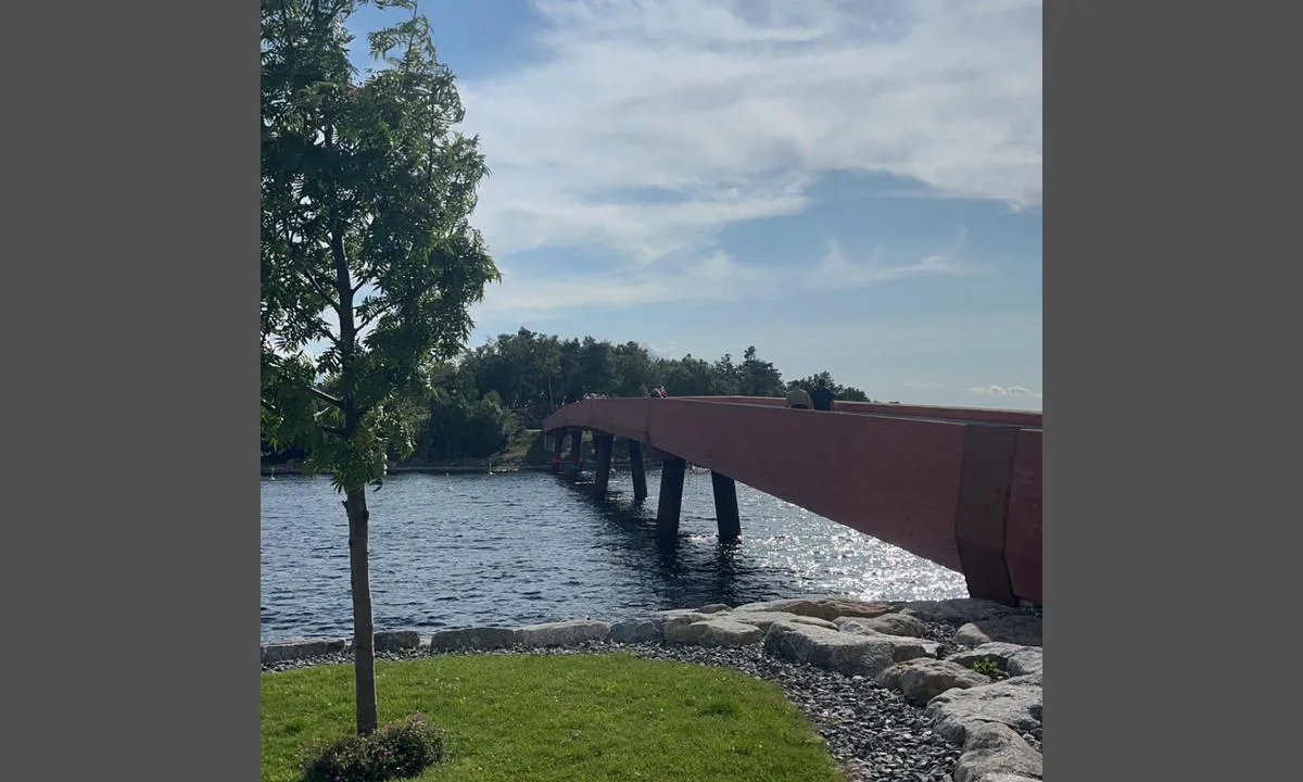 Flott å gå tur over til Jørpelandsholmen, fine tursti med rasteplasser og flott stor lekepark for ungene.