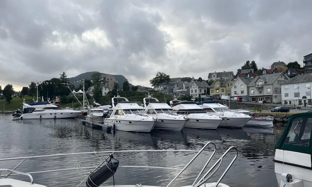 Jørpeland Gjestehavn: {"base": "no", "no": "Flott b\u00e5thavn ogs\u00e5 n\u00e5r v\u00e6ret er litt surt. Masse butikker og restauranter \u00e5 velge mellom.", "se": "Fin sm\u00e5b\u00e5tshamn \u00e4ven n\u00e4r v\u00e4dret \u00e4r lite d\u00e5ligt. M\u00e5nga butiker och restauranger att v\u00e4lja mellan.", "en": "Great marina even when the weather is a bit rough. Plenty of shops and restaurants to choose from.", "da": "Flot b\u00e5dehavn ogs\u00e5 n\u00e5r vejret er lidt surt. Massevis af butikker og restauranter at v\u00e6lge imellem."}