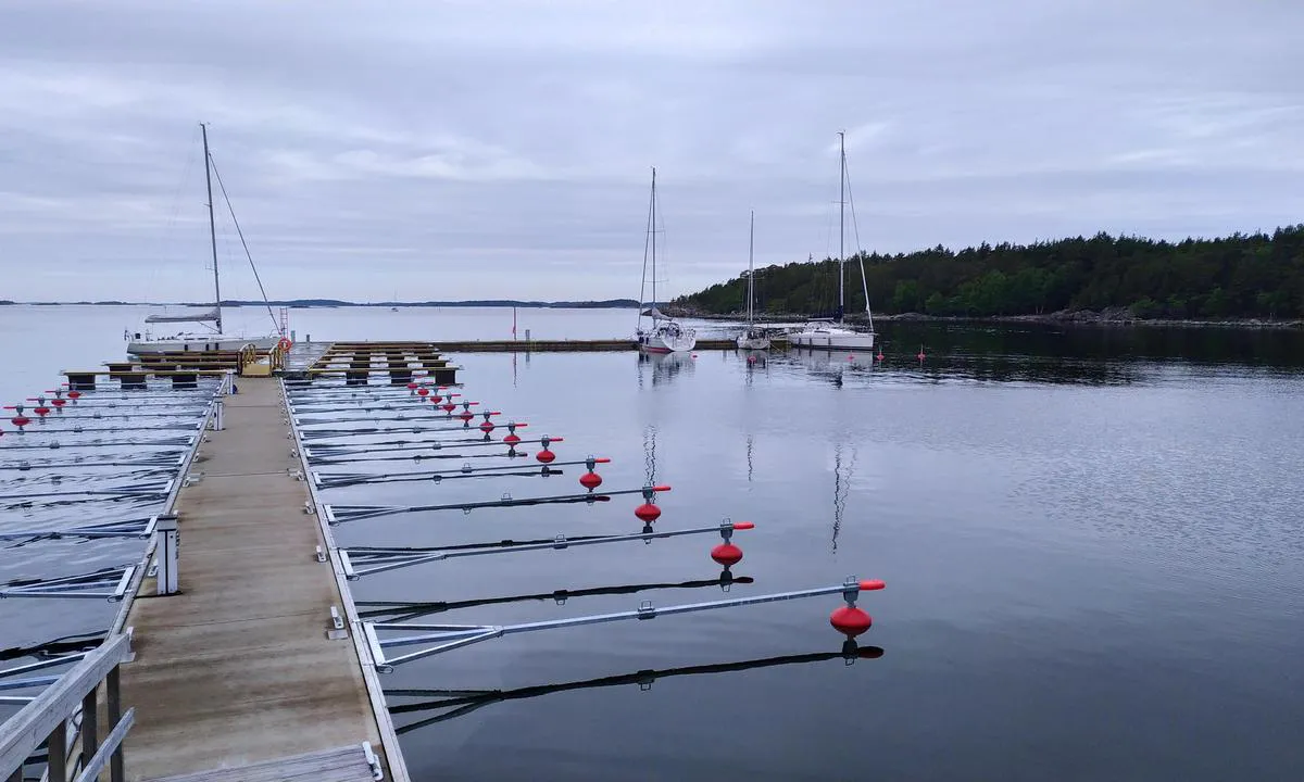 Jussarö: {"base": "en", "no": "Den nye marinaen har ganske god beskyttelse, spesielt nord og s\u00f8r. Gammel milit\u00e6rbase, n\u00e5 beskyttet. Det var en mine for lenge siden - s\u00f8rsiden har en svart sandstrand som vender mot \u00e5pent hav. Flott tursted.", "se": "Ny marina har ganska bra skydd, s\u00e4rskilt norr och s\u00f6der. Gammal milit\u00e4rbas, nu skyddad. Det fanns en mina f\u00f6r l\u00e4nge sedan - sydsidan har en svart sandstrand som vetter mot \u00f6ppet hav. Trevlig vandringsplats.", "en": "New marina has pretty good protection, especially north and south. Old military base, now protected. There was mine long time ago - south side has black sand beach facing to open sea. Nice hiking spot.", "da": "Ny marina har ret god beskyttelse, is\u00e6r mod nord og syd. Gammel milit\u00e6rbase, nu beskyttet. Der var en mine for lang tid siden - sydsiden har en sort sandstrand, der vender ud mod \u00e5bent hav. Godt sted til vandreture."}
