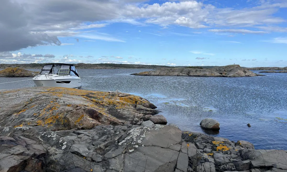 Jutholmen: Fortøyning til bolt i fjell inne i Vika.