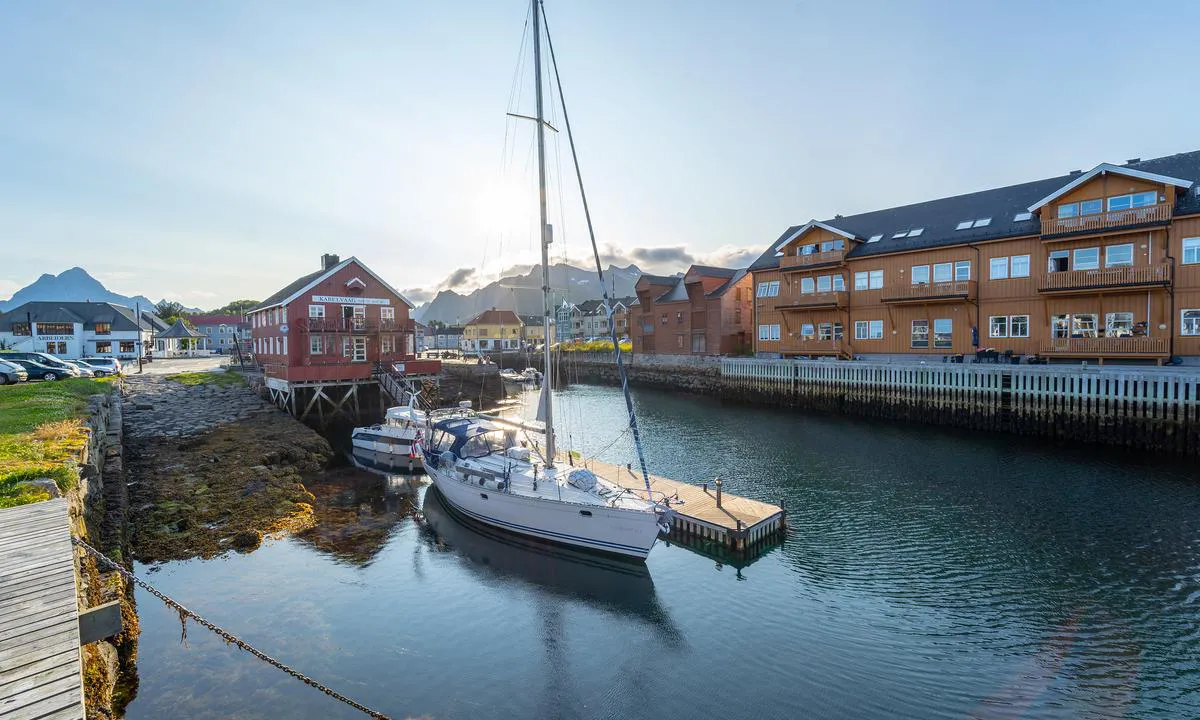 Flytebrygge midt i sentrum av Kabelvåg. Spisested rett opp fra bryggen.