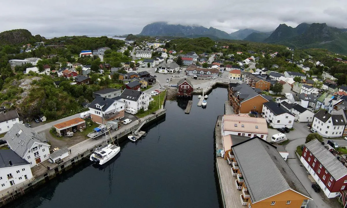 Kabelvåg: {"base": "en", "no": "Koselig gammel by med et sentralt hjerte, restauranter, kafeer og kunstgallerier osv. Flytebryggen er for liten. Men trebryggene, n\u00e5r man sp\u00f8r om tillatelse fra den private eieren, er ok. Se v\u00e5r katamaran p\u00e5 bildet.", "se": "Fin gammal stad med ett centralt hj\u00e4rta, restauranger, kaf\u00e9er och konstgallerier m.m. Pontonbryggan \u00e4r f\u00f6r liten. Men tr\u00e4kajerna, n\u00e4r man fr\u00e5gar den privata \u00e4garen om tillst\u00e5nd, \u00e4r okej. Se v\u00e5r katamaran p\u00e5 bilden.", "en": "Nice old town with a central heart, restaurants, coffee shops, and art galleries  etc. The pontoon is too small. But the wooden quays, when asked permission of the private owner, are ok. See our catamaran on the picture.", "da": "Dejlig gammel by med et centralt hjerte, restauranter, kaffebarer og kunstgallerier osv. Pontonen er for lille. Men de tr\u00e6brygger, n\u00e5r man beder om tilladelse fra den private ejer, er ok. Se vores katamaran p\u00e5 billedet."}