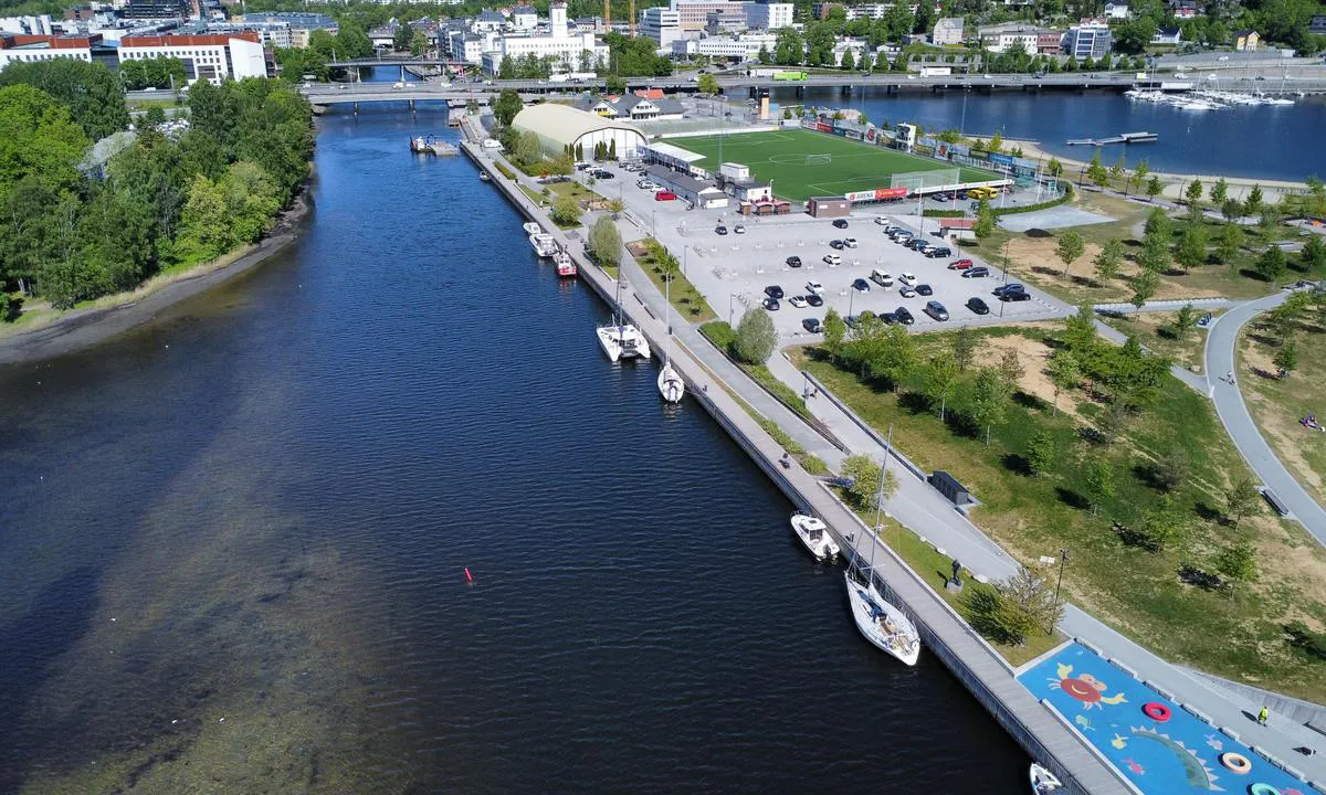 Kadettangen - Sandvika: {"base": "no", "no": "Gjestebryggene i Sandvika. Longside fort\u00f8ying p\u00e5 fast kai. Sandvika er en kort g\u00e5tur innenfor.", "se": "G\u00e4stbryggorna i Sandvika. L\u00e5ngsides f\u00f6rt\u00f6jning vid fast kaj. Sandvika \u00e4r en kort promenad bort.", "en": "Guest docks in Sandvika. Alongside mooring on the fixed quay. Sandvika is a short walk inland.", "da": "G\u00e6stebroerne i Sandvika. Langsidefort\u00f8jning ved fast kaj. Sandvika er en kort g\u00e5tur v\u00e6k."}