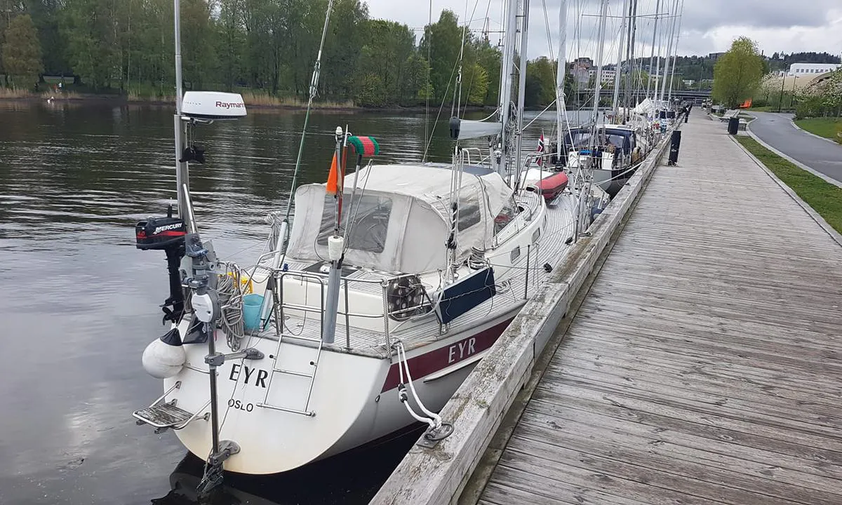 Longside fortøying til kaiene på Kadettangen i Sandvika. Videre innover går det over i Sandvikselva.