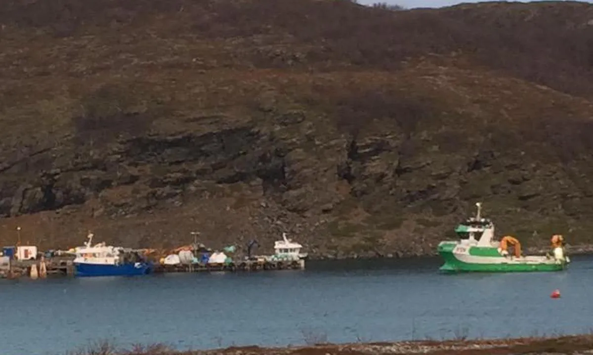 Kalak: {"base": "no", "no": "Foto fra S. Landbase for fiskeoppdrett.", "se": "Foto fr\u00e5n S. Landbas f\u00f6r fiskodling.", "en": "Photo from South. Land base for fish farming.", "da": "Foto fra S. Landbase for fiskeopdr\u00e6t."}