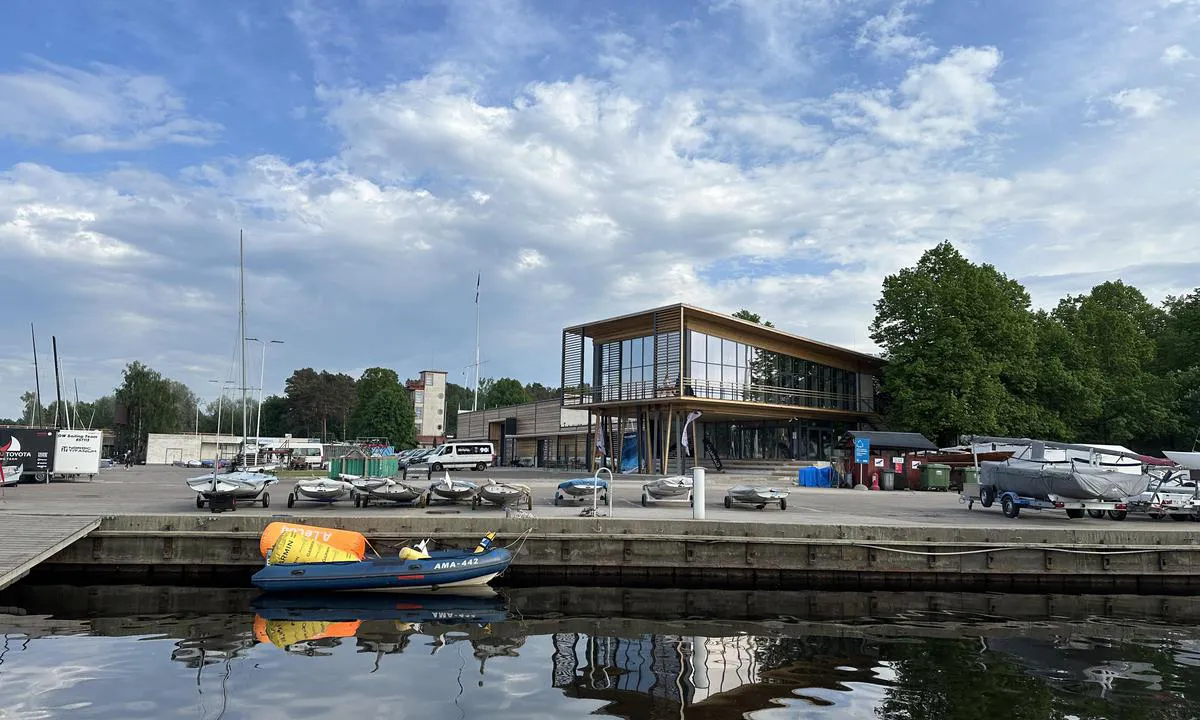Kalev Yacht Club: {"base": "en", "no": "nytt sanit\u00e6rbygg inneholder toaletter, dusjer, badstue, veldig fint", "se": "nytt sanitetsbyggnad inneh\u00e5ller toaletter, duschar, bastu, mycket trevligt", "en": "new sanitary building contains toilets, showers, sauna, very nice", "da": "nyt sanitetsbygning indeholder toiletter, brusebade, sauna, meget p\u00e6nt"}