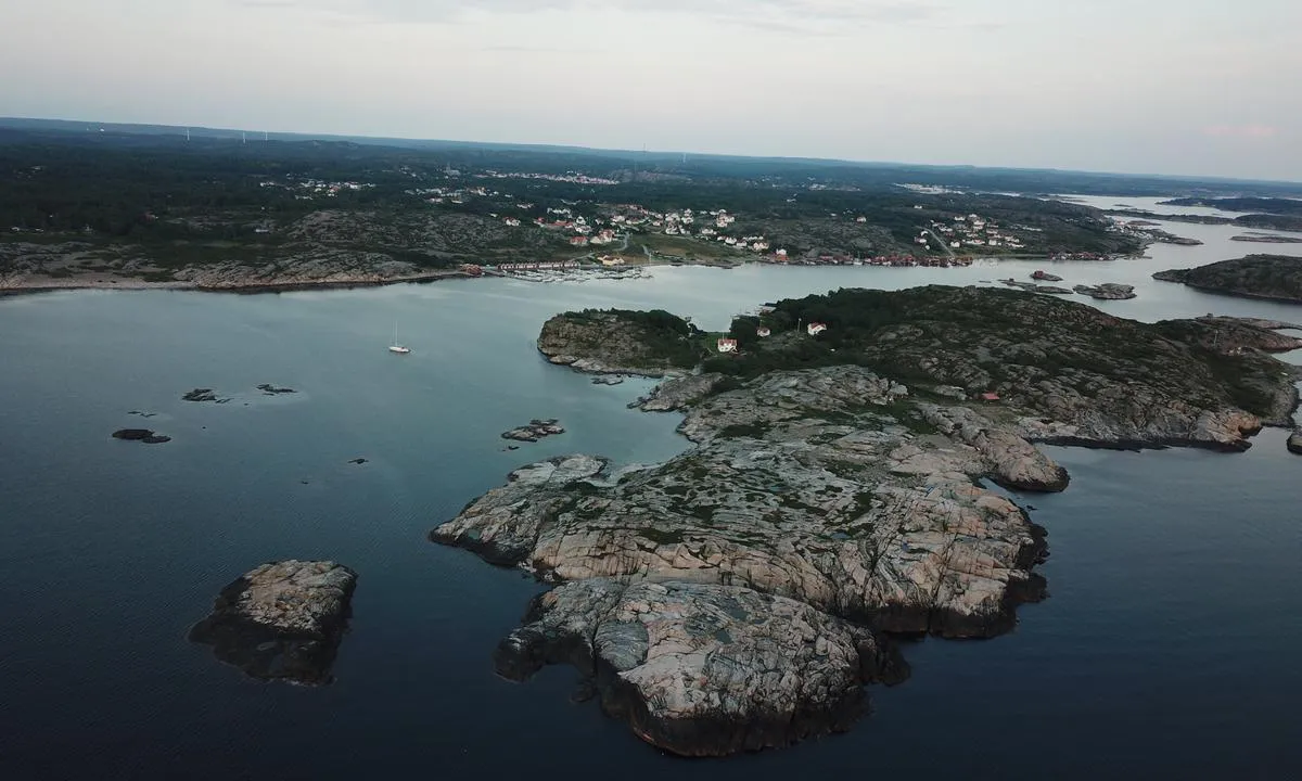 Källareholmen: Sett fra nord. Grebbestad  kan skimtes bak åsen, lengst bak i bildet.