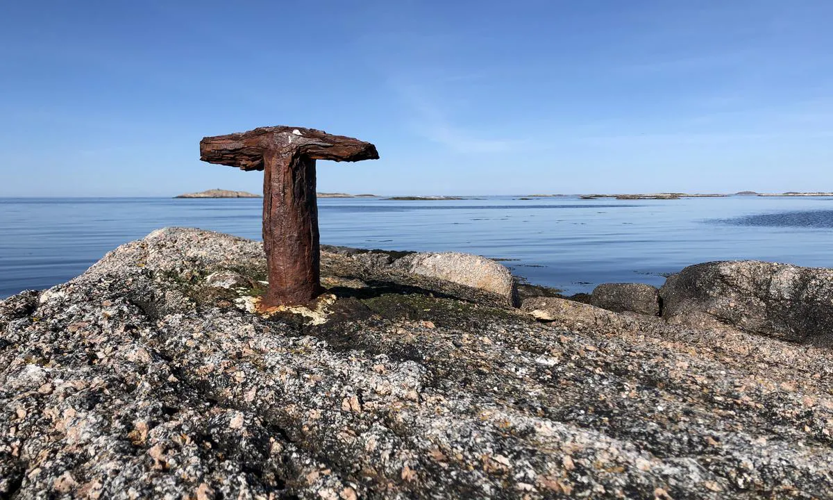 I sydenden av ankringsplassen ved Kallholmen er det en kraftig bolt i fjellet. Hvis du vil fortøye mot denne må du ha lange liner, da det er grunt et stykke ut fra holmen den står på. .