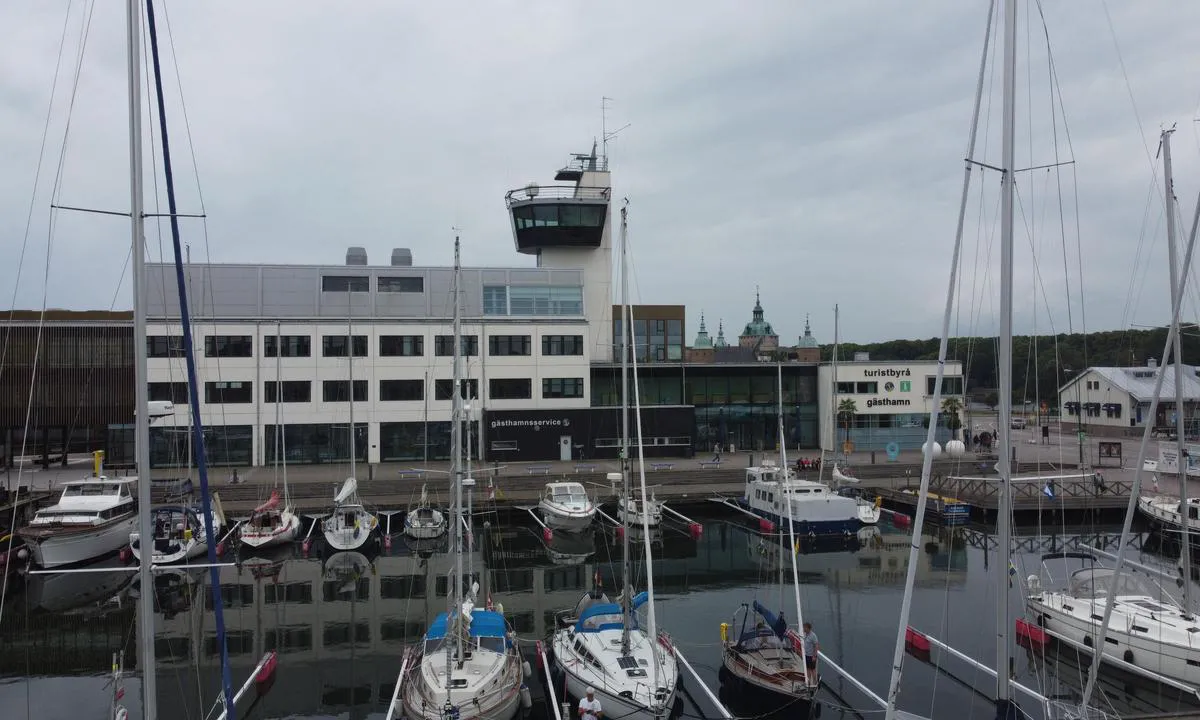 {"base": "de", "no": "Kalmar havnekontor", "se": "Kalmar hamnkontor", "en": "Kalmar Harbour Office", "da": "Kalmar Havnekontor", "fr": "Bureau du port de Kalmar", "de": "Kalmar Hafenb\u00fcro", "es": "Oficina del puerto de Kalmar", "it": "Ufficio portuale di Kalmar", "pt": "Escrit\u00f3rio do porto de Kalmar", "nl": "Kalmar havenkantoor", "pl": "Biuro portowe w Kalmarze", "uk": "\u041a\u0430\u043b\u043c\u0430\u0440\u0441\u044c\u043a\u0430 \u0433\u0430\u0432\u0430\u043d\u0441\u044c\u043a\u0430 \u043a\u0430\u043d\u0446\u0435\u043b\u044f\u0440\u0456\u044f", "ro": "Biroul portuar Kalmar", "tr": "Kalmar Liman B\u00fcrosu", "el": "\u0393\u03c1\u03b1\u03c6\u03b5\u03af\u03bf \u039b\u03b9\u03bc\u03ad\u03bd\u03b1 Kalmar", "cs": "Kalmar p\u0159\u00edstavn\u00ed kancel\u00e1\u0159", "hu": "Kalmar kik\u00f6t\u0151iroda", "fi": "Kalmarn satamakonttori", "bg": "\u041a\u0430\u043b\u043c\u0430\u0440 \u043f\u0440\u0438\u0441\u0442\u0430\u043d\u0438\u0449\u043d\u0430 \u0441\u043b\u0443\u0436\u0431\u0430", "sr": "Kancelarija luke Kalmar", "et": "Kalmar sadamakontor", "lv": "Kalmar ostas birojs", "lt": "Kalmar uosto biuras"}