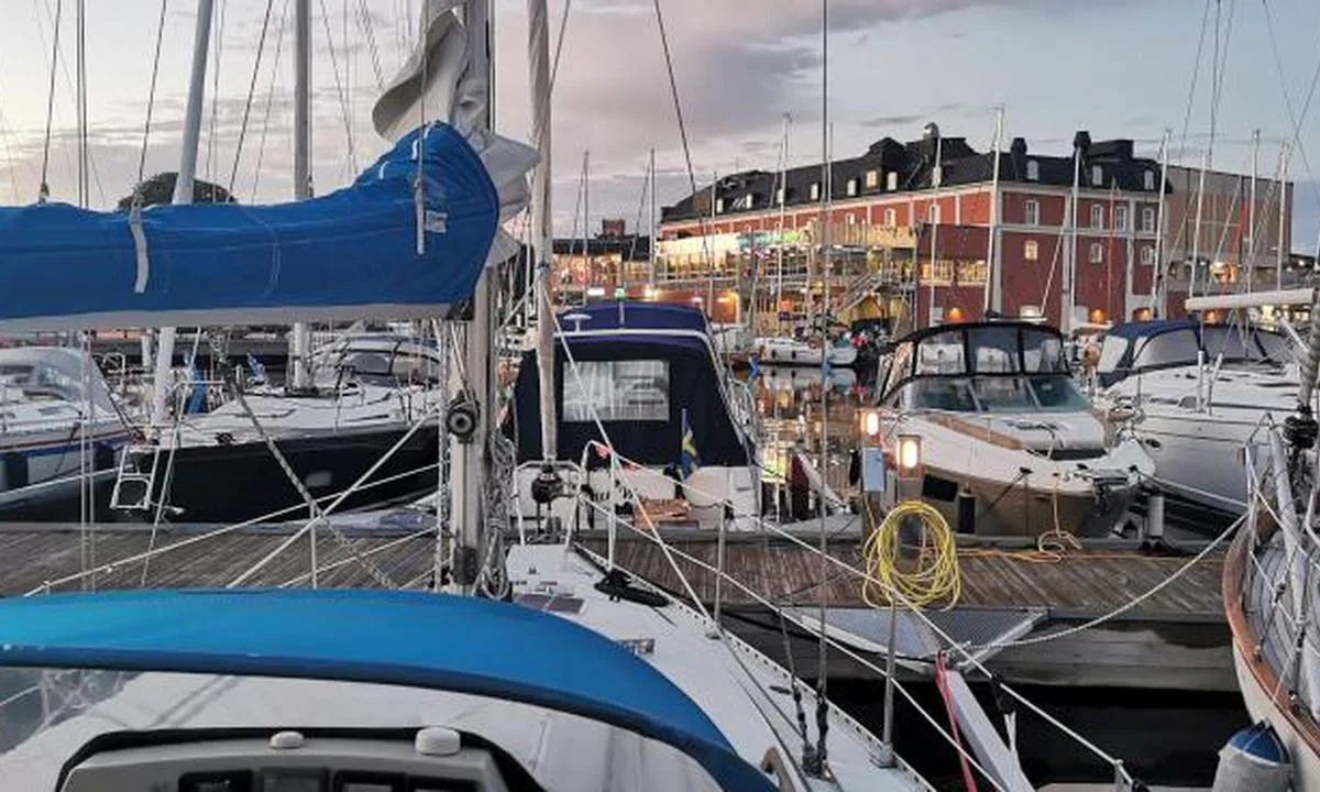{"base": "de", "no": "Marina Kalmar <br>Fingerbrygger i indre omr\u00e5de", "se": "Marina Kalmar Fingerbryggor i inneromr\u00e5det", "en": "Marina Kalmar finger piers in the inner area", "da": "Marina Kalmar Fingerbroer i det indre omr\u00e5de", "fr": "Marina Kalmar <i>Fingerstege</i> dans la zone int\u00e9rieure", "de": "Marina Kalmar Fingerstege im Innenbereich", "es": "Marina Kalmar pontones en la zona interior", "it": "Marina Kalmar pontili a dita nella zona interna", "pt": "Marina Kalmar Passadi\u00e7os Flutuantes na \u00c1rea Interna", "nl": "Marina Kalmar vingersteigers in het binnengebied", "pl": "Marina Kalmar Pomo\u015bciki w wewn\u0119trznej cz\u0119\u015bci", "uk": "\u041c\u0430\u0440\u0438\u043d\u0430 \u041a\u0430\u043b\u044c\u043c\u0430\u0440 <br> \u041f\u0430\u043b\u044c\u0446\u0435\u0432\u0456 \u043f\u0456\u0440\u0441\u0438 \u0443 \u0432\u043d\u0443\u0442\u0440\u0456\u0448\u043d\u0456\u0439 \u0447\u0430\u0441\u0442\u0438\u043d\u0456", "ro": "Marina Kalmar Degete pentru ambarca\u021biuni \u00een zona interioar\u0103", "tr": "Marina Kalmar \u0130\u00e7 alan\u0131nda parmak iskeleler", "el": "\u039c\u03b1\u03c1\u03af\u03bd\u03b1 \u039a\u03ac\u03bb\u03bc\u03b1\u03c1 Fingerstege im Innenbereich", "cs": "Marina Kalmar prstov\u00e9 mola ve vnit\u0159n\u00ed \u010d\u00e1sti", "hu": "Marina Kalmar Ujjm\u00f3l\u00f3k a bels\u0151 ter\u00fcleten", "fi": "Marina Kalmar <br> Sis\u00e4osan sormilaiturit", "bg": "\u041c\u0430\u0440\u0438\u043d\u0430 \u041a\u0430\u043b\u043c\u0430\u0440 \u041f\u0440\u044a\u0441\u0442\u0438 \u0437\u0430 \u043b\u044f\u0433\u0430\u0449\u0430 \u0437\u043e\u043d\u0430", "sr": "\u041c\u0430\u0440\u0438\u043d\u0430 \u041a\u0430\u043b\u043c\u0430\u0440 \u043f\u0440\u0441\u0442\u0438\u0458\u0443 \u043f\u0440\u0438\u0441\u0442\u0430\u043d\u0438\u0448\u0442\u0430 \u0443 \u0443\u043d\u0443\u0442\u0440\u0430\u0448\u045a\u0435\u043c \u0434\u0435\u043b\u0443", "et": "Kalmar Jahisadam S\u00f5rmsillad sisepiirkonnas", "lv": "Kalmaras jahtu osta Pirkstu piest\u0101tnes iek\u0161pus\u0113", "lt": "<h1>Marina Kalmar</h1> <p>Prasilenkimo tilteliai vidin\u0117je zonoje</p>"}