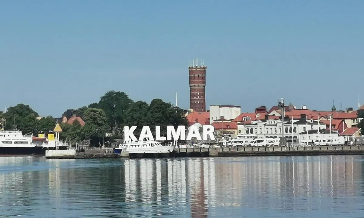 {"base": "de", "no": "Innseiling til Kalmar", "se": "Inlopp till Kalmar", "en": "Entering Kalmar", "da": "Indsejling til Kalmar", "fr": "Entr\u00e9e dans Kalmar", "de": "Einlaufen in Kalmar", "es": "Entrada a Kalmar", "it": "Entrata nel porto di Kalmar", "pt": "Entrar em Kalmar", "nl": "Binnenvaren in Kalmar", "pl": "Wp\u0142ywanie do Kalmar", "uk": "\u0417\u0430\u0445\u043e\u0434\u0436\u0435\u043d\u043d\u044f \u0432 \u041a\u0430\u043b\u044c\u043c\u0430\u0440", "ro": "Intrarea \u00een Kalmar", "tr": "Kalmar'a giri\u015f", "el": "\u0386\u03c6\u03b9\u03be\u03b7 \u03c3\u03c4\u03bf \u039a\u03ac\u03bb\u03bc\u03b1\u03c1", "cs": "Vplouv\u00e1n\u00ed do Kalmaru", "hu": "Behaj\u00f3z\u00e1s Kalmarba", "fi": "Saapuminen Kalmariin", "bg": "\u0412\u043b\u0438\u0437\u0430\u043d\u0435 \u0432 \u041a\u0430\u043b\u043c\u0430\u0440", "sr": "Ulazak u Kalmar", "et": "Sissepurjeerimine Kalmarisse", "lv": "Iebrauk\u0161ana Kalmar\u0101", "lt": "\u012eplaukti \u012f Kalmar\u0105"}