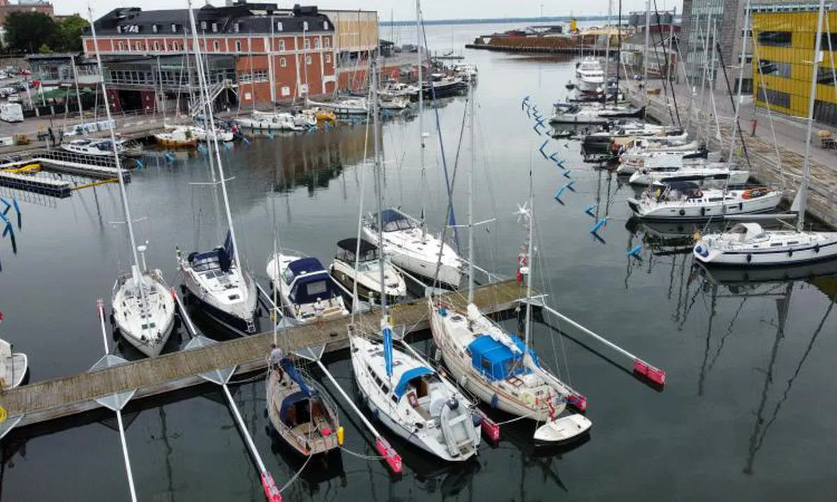 {"base": "de", "no": "Marina Kalmar <br> Fingerbrygger i indre omr\u00e5de", "se": "Marina Kalmar Fingerbryggor inomhusomr\u00e5det", "en": "Marina Kalmar finger piers in the inner area", "da": "Marina Kalmar <em>fingerbroer</em> i det indre omr\u00e5de", "fr": "Marina Kalmar <em>Estacades \u00e0 doigts</em> \u00e0 l'int\u00e9rieur", "de": "Marina Kalmar Fingerstege im Innenbereich", "es": "Marina Kalmar Muelles de dedos en el \u00e1rea interior", "it": "Marina Kalmar pontili a dito nella parte interna", "pt": "Marina Kalmar Pont\u00f5es internos", "nl": "Marina Kalmar vingersteigers in de binnenhaven", "pl": "Marina Kalmar Palczaste pomosty wewn\u0105trz", "uk": "\u041c\u0430\u0440\u0438\u043d\u0430 \u041a\u0430\u043b\u044c\u043c\u0430\u0440 \u041f\u0430\u043b\u044c\u043e\u0432\u0456 \u043f\u0440\u0438\u0447\u0430\u043b\u0438 \u0443 \u0432\u043d\u0443\u0442\u0440\u0456\u0448\u043d\u0456\u0439 \u0437\u043e\u043d\u0456", "ro": "Marina Kalmar debarcadere cu degete \u00een zona interioar\u0103", "tr": "Marina Kalmar <i>i\u00e7 k\u0131sm\u0131nda parmak iskeleler</i>", "el": "\u039c\u03b1\u03c1\u03af\u03bd\u03b1 \u039a\u03ac\u03bb\u03bc\u03b1\u03c1 \u03a0\u03bb\u03c9\u03c4\u03ad\u03c2 \u03b4\u03ad\u03c3\u03c4\u03c1\u03b5\u03c2 \u03c3\u03c4\u03b7\u03bd \u03b5\u03c3\u03c9\u03c4\u03b5\u03c1\u03b9\u03ba\u03ae \u03c0\u03b5\u03c1\u03b9\u03bf\u03c7\u03ae", "cs": "Marina Kalmar prstov\u00e9 moly ve vnit\u0159n\u00ed oblasti", "hu": "Marina Kalmar st\u00e9gek a bels\u0151 ter\u00fcleten", "fi": "Kalmar Marina Sis\u00e4puoliset kylkilaiturit", "bg": "\u041c\u0430\u0440\u0438\u043d\u0430 \u041a\u0430\u043b\u043c\u0430\u0440 <i>Fingerstege</i> \u0432\u044a\u0432 \u0432\u044a\u0442\u0440\u0435\u0448\u043d\u0430\u0442\u0430 \u0437\u043e\u043d\u0430", "sr": "\u041c\u0430\u0440\u0438\u043d\u0430 \u041a\u0430\u043b\u043c\u0430\u0440 \u043f\u0440\u0438\u0441\u0442\u0430\u043d\u0438\u0448\u0442\u0430 \u0443 \u0443\u043d\u0443\u0442\u0440\u0430\u0448\u045a\u0435\u043c \u0434\u0435\u043b\u0443", "et": "Marina Kalmar S\u00f5rmpaigad sisesadamas", "lv": "Marina Kalmar pirkstpievadi iek\u0161\u0113j\u0101 zon\u0101", "lt": "Marina Kalmar Pirsai vidin\u0117je dalyje"}
