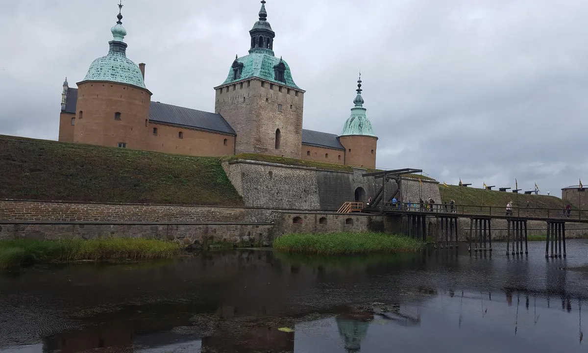 {"base": "de", "no": "Kalmar Slott", "se": "Kalmar slott", "en": "Kalmar Castle", "da": "Kalmar Slot", "fr": "Ch\u00e2teau de Kalmar", "de": "Schloss Kalmar", "es": "Castillo de Kalmar", "it": "Castello di Kalmar", "pt": "Castelo de Kalmar", "nl": "Kasteel Kalmar", "pl": "Zamek Kalmar", "uk": "\u0417\u0430\u043c\u043e\u043a \u041a\u0430\u043b\u044c\u043c\u0430\u0440", "ro": "Castelul Kalmar", "tr": "Kalmar Kalesi", "el": "\u039a\u03ac\u03c3\u03c4\u03c1\u03bf \u039a\u03ac\u03bb\u03bc\u03b1\u03c1", "cs": "Hrad Kalmar", "hu": "Kalmar kast\u00e9ly", "fi": "Kalmarin linna", "bg": "\u0417\u0430\u043c\u044a\u043a\u044a\u0442 \u041a\u0430\u043b\u043c\u0430\u0440", "sr": "Dvorac Kalmar", "et": "Kalmar loss", "lv": "Kalmaras pils", "lt": "Kalmaro pilis"}