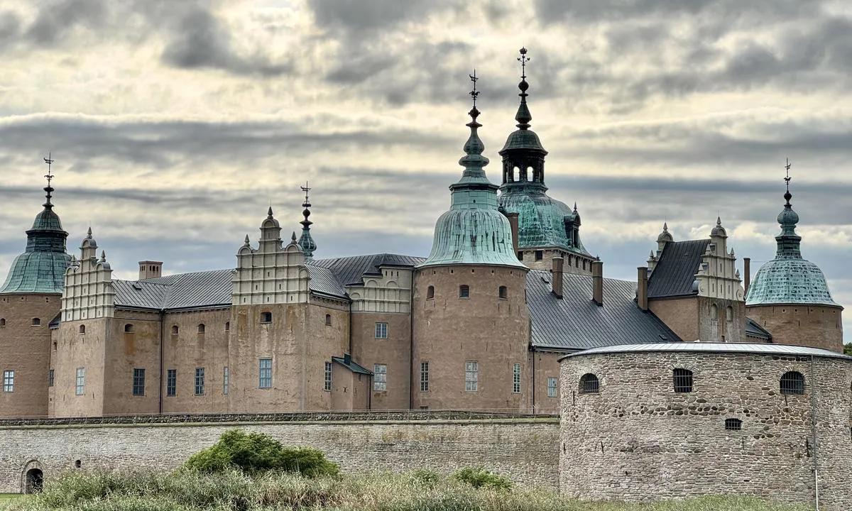 Kalmar: {"base": "en", "no": "Slottet er absolutt verdt et bes\u00f8k!", "se": "Slottet \u00e4r definitivt v\u00e4rt ett bes\u00f6k!", "en": "The castle is definitely worth a visit!", "da": "Slottet er bestemt et bes\u00f8g v\u00e6rd!"}