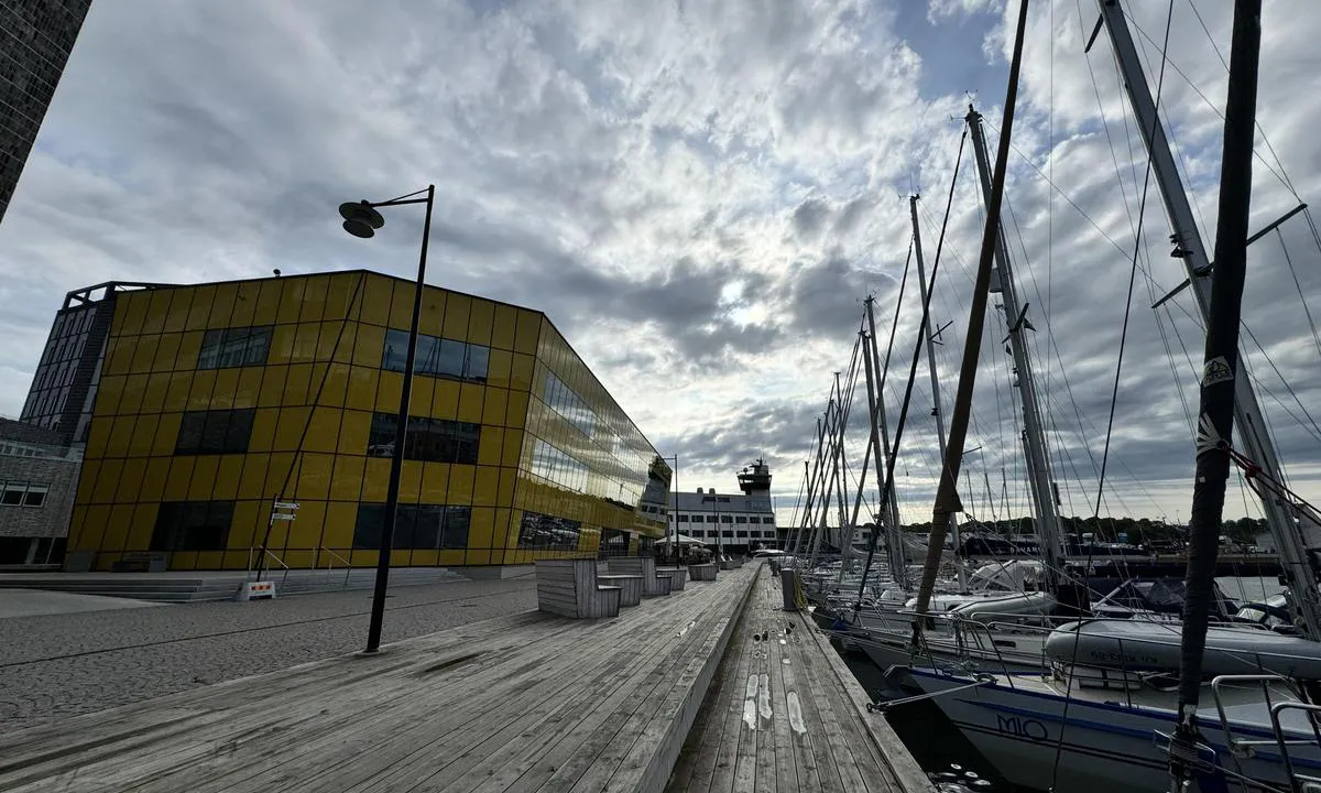 Kalmar: {"base": "en", "no": "Nye brygger rett ved universitetet - komfortable, god plass, gratis vaskemaskin og t\u00f8rketrommel (2 stk. av hver), men v\u00e6r sikker p\u00e5 \u00e5 bestille et tidspunkt i god tid (du kan reservere det p\u00e5 et papir i vaskerommet ved ankomst). Under byfestivalen er det ganske st\u00f8yende.", "se": "Nya bryggor precis bredvid universitetet - bekv\u00e4mt, gott om plats, gratis tv\u00e4ttmaskin och torktumlare (2x vardera) men se till att boka en tidslucka i god tid (du kan reservera det p\u00e5 ett papper i tv\u00e4ttrummet vid ankomst). Under stadsfestivalen \u00e4r det ganska bullrigt.", "en": "New docks right next to the university - comfortable, plenty of space, free washing machine and dryer (2x each) but make sure to book a time slot well in advance (you can reserve it on a paper in the washing room upon arrival). During the city festival it is quite noisy.", "da": "Nye kajpladser lige ved siden af universitetet - komfortable, masser af plads, gratis vaskemaskine og t\u00f8rretumbler (2x hver), men s\u00f8rg for at booke en tid i god tid (du kan reservere det p\u00e5 en seddel i vaskerummet ved ankomst). Under byfesten er der ret st\u00f8jende."}