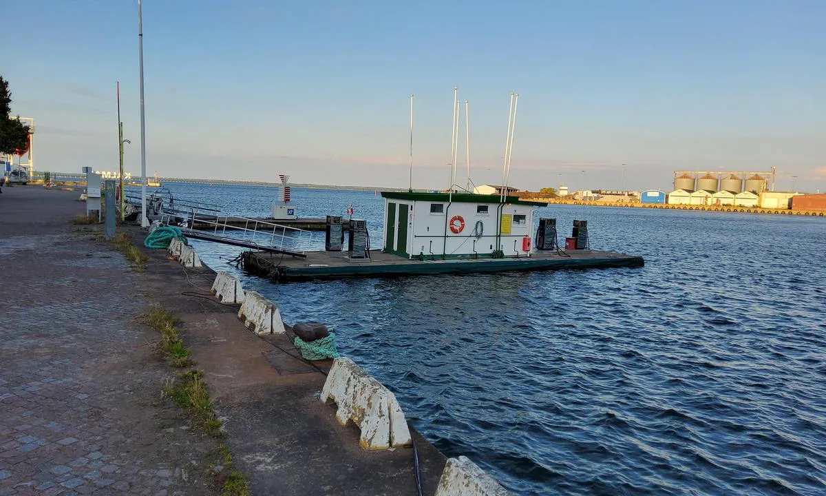 Kalmar: {"base": "no", "no": "Diesel og bensin fylling p\u00e5 n\u00e6rmeste flytebrygga. Kloakkt\u00f8mming p\u00e5 de borterste. Ingen av flytebryggene vises p\u00e5 kartet her.", "se": "Diesel och bensin fyllning p\u00e5 n\u00e4rmaste flytbryggan. Kloakkt\u00f6mning p\u00e5 de bortersta. Ingen av flytbryggorna visas p\u00e5 kartan h\u00e4r.", "en": "Diesel and gasoline filling at the nearest floating dock. Sewage discharge at the furthest ones. None of the floating docks are shown on the map here.", "da": "Diesel- og benzinfyldning p\u00e5 den n\u00e6rmeste flydebro. Kloakt\u00f8mning p\u00e5 den fjerneste. Ingen af flydebroerne vises p\u00e5 kortet her."}