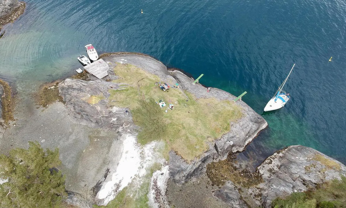 Kalneset: Fortøyning mot en liten kai eller med bolter i fjellet