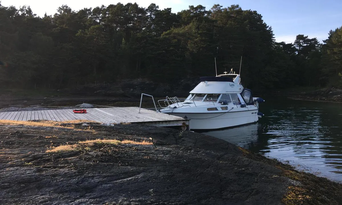 Kalneset: Det går fint å ankre opp med større båter til brygga, men vær obs på tidevannet og hvor du slipper anker.