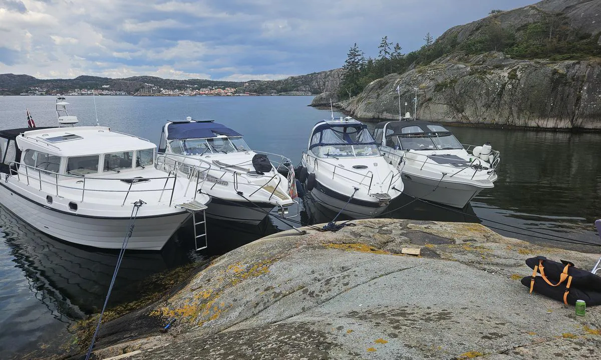 Kålø: {"base": "se", "no": "Mot Bovallstrand", "se": "Mot Bovallstrand", "en": "Towards Bovallstrand", "da": "Mod Bovallstrand", "fr": "Vers Bovallstrand", "de": "Nach Bovallstrand", "es": "<h2>Hacia Bovallstrand</h2>", "it": "Verso Bovallstrand", "pt": "Rumo a Bovallstrand", "nl": "Naar Bovallstrand", "pl": "W stron\u0119 Bovallstrand", "uk": "\u0414\u043e \u0411\u043e\u0432\u0430\u043b\u043b\u0441\u0442\u0440\u0430\u043d\u0434\u0430", "ro": "C\u0103tre Bovallstrand", "tr": "Bovallstrand'a Do\u011fru", "el": "\u03a0\u03c1\u03bf\u03c2 Bovallstrand", "cs": "K Bovallstrandu", "hu": "Bovallstrand fel\u00e9", "fi": "Kohti Bovallstrandia", "bg": "\u041a\u044a\u043c \u0411\u043e\u0432\u0430\u043b\u0441\u0442\u0440\u0430\u043d\u0434", "sr": "Ka Bovallstrandu", "et": "Bovallstrandi poole", "lv": "<h1>Pret Bovallstrand</h1><p>Vad\u012bt\u0101jiem j\u0101b\u016bt uzman\u012bgiem, ierodoties Bovallstrand ost\u0101, jo akme\u0146aini rifi apk\u0101rtn\u0113 var rad\u012bt b\u012bstamus apst\u0101k\u013cus. P\u0101rvietojoties apgabal\u0101, noteikti sekojiet nor\u0101d\u0113m un mar\u0137ieriem.</p><p>Nok\u013c\u016b\u0161ana ost\u0101 pied\u0101v\u0101 daudzas \u0113rt\u012bbas j\u016brniekiem, tostarp degvielas uzpildes staciju, sanit\u0101ros mezglus un restor\u0101nus. Vasaras m\u0113ne\u0161os \u0161eit ir \u012bpa\u0161i ros\u012bgs, un visiem viesiem tiek nodro\u0161in\u0101ti visi nepiecie\u0161amie pakalpojumi. \u016adens ir dzi\u013c\u0161, un piest\u0101tnes ir piem\u0113rotas visda\u017e\u0101d\u0101kajiem ku\u0123iem.</p>", "lt": "Link Bovallstrand"}