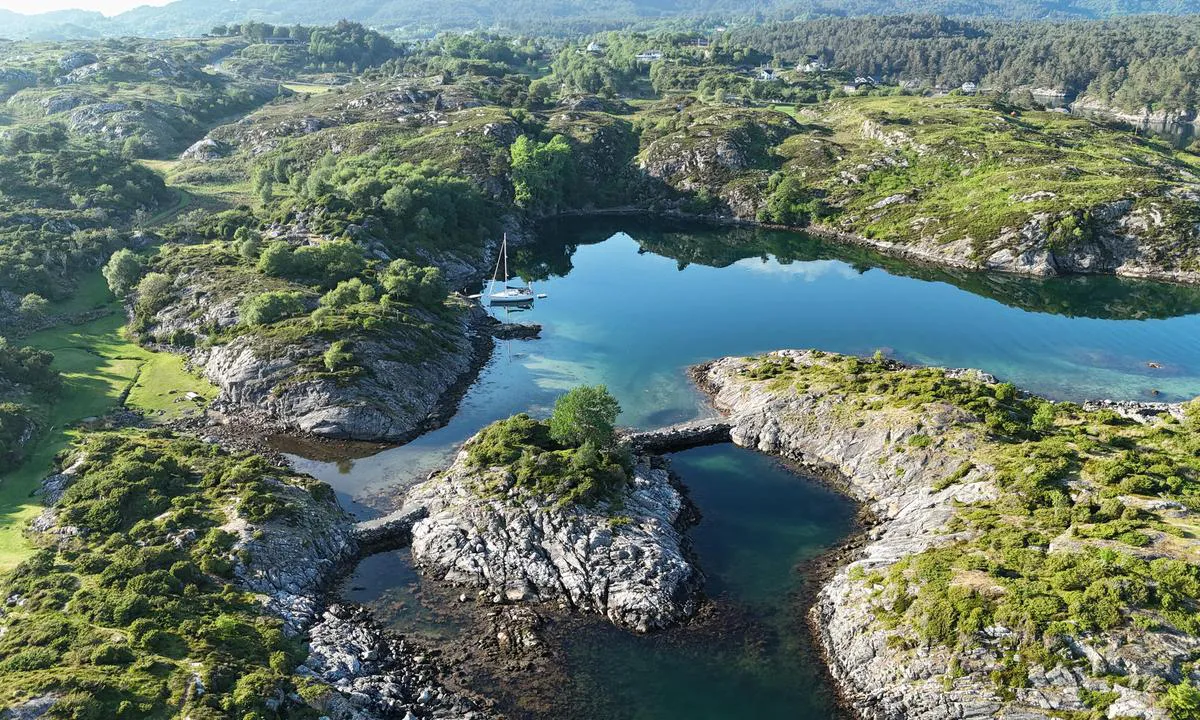 Kalsundholmen Austevoll: {"base": "no", "no": "Fort\u00f8yd med hekkanker mot liten ilandstigningsbrygge. 3 fort\u00f8yningsbolter ved bryggen. Godt hold for anker i mudderbunnen i lagunen.", "se": "F\u00f6rt\u00f6jd med akterankare mot liten landstigningsbrygga. 3 f\u00f6rt\u00f6jningsbultar vid bryggan. Bra h\u00e5ll f\u00f6r ankare i lerbotten i lagunen.", "en": "Moor with a stern anchor towards a small landing pier. 3 mooring bolts at the pier. Good holding for the anchor in the muddy bottom of the lagoon.", "da": "Fort\u00f8jet med h\u00e6kanker mod en lille landgangsbrygge. 3 fort\u00f8jningsbolte ved bryggen. Godt ankerfeste i mudderbunden i lagunen."}