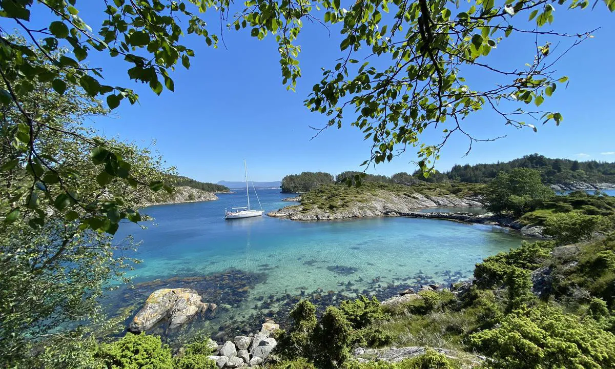 Kalsundholmen Austevoll: {"base": "no", "no": "Fort\u00f8yd med bolt i land og hekkanker", "se": "F\u00f6rt\u00f6jd med bult i land och akterankare", "en": "Mooring with bolt ashore and stern anchor", "da": "Fort\u00f8jet med bolt p\u00e5 land og agteranker"}